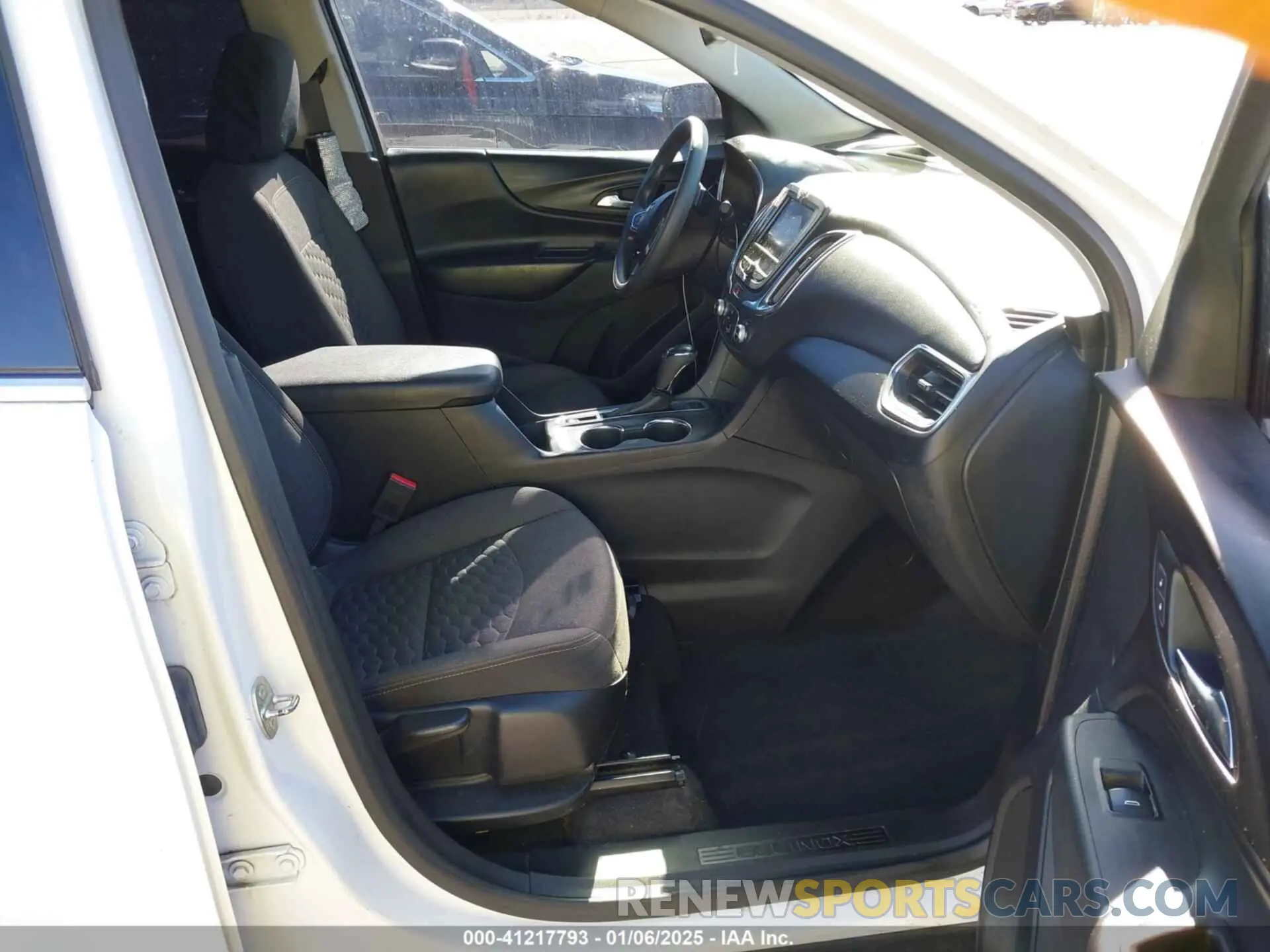 5 Photograph of a damaged car 2GNAXUEV2L6208430 CHEVROLET EQUINOX 2020