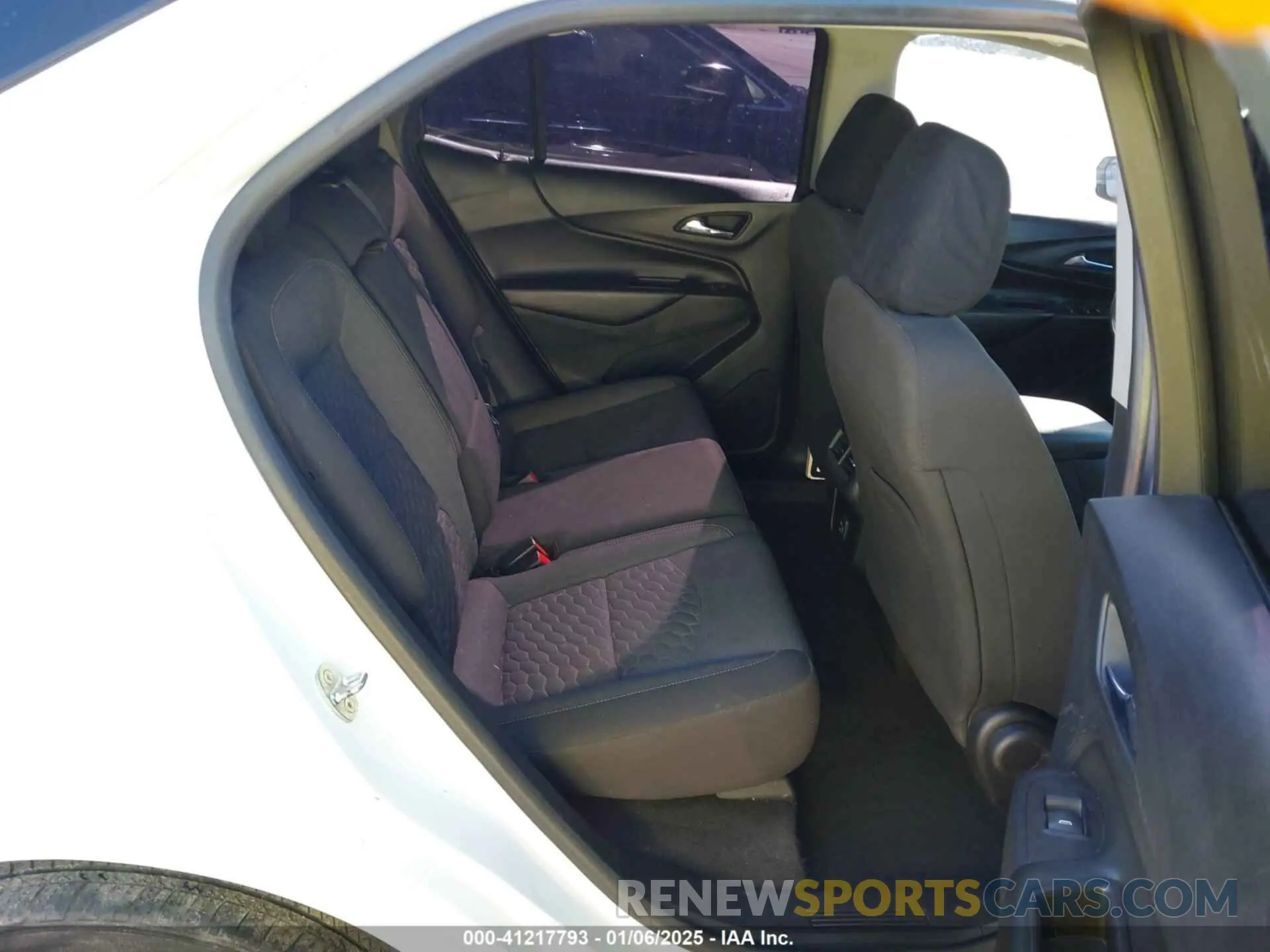 8 Photograph of a damaged car 2GNAXUEV2L6208430 CHEVROLET EQUINOX 2020