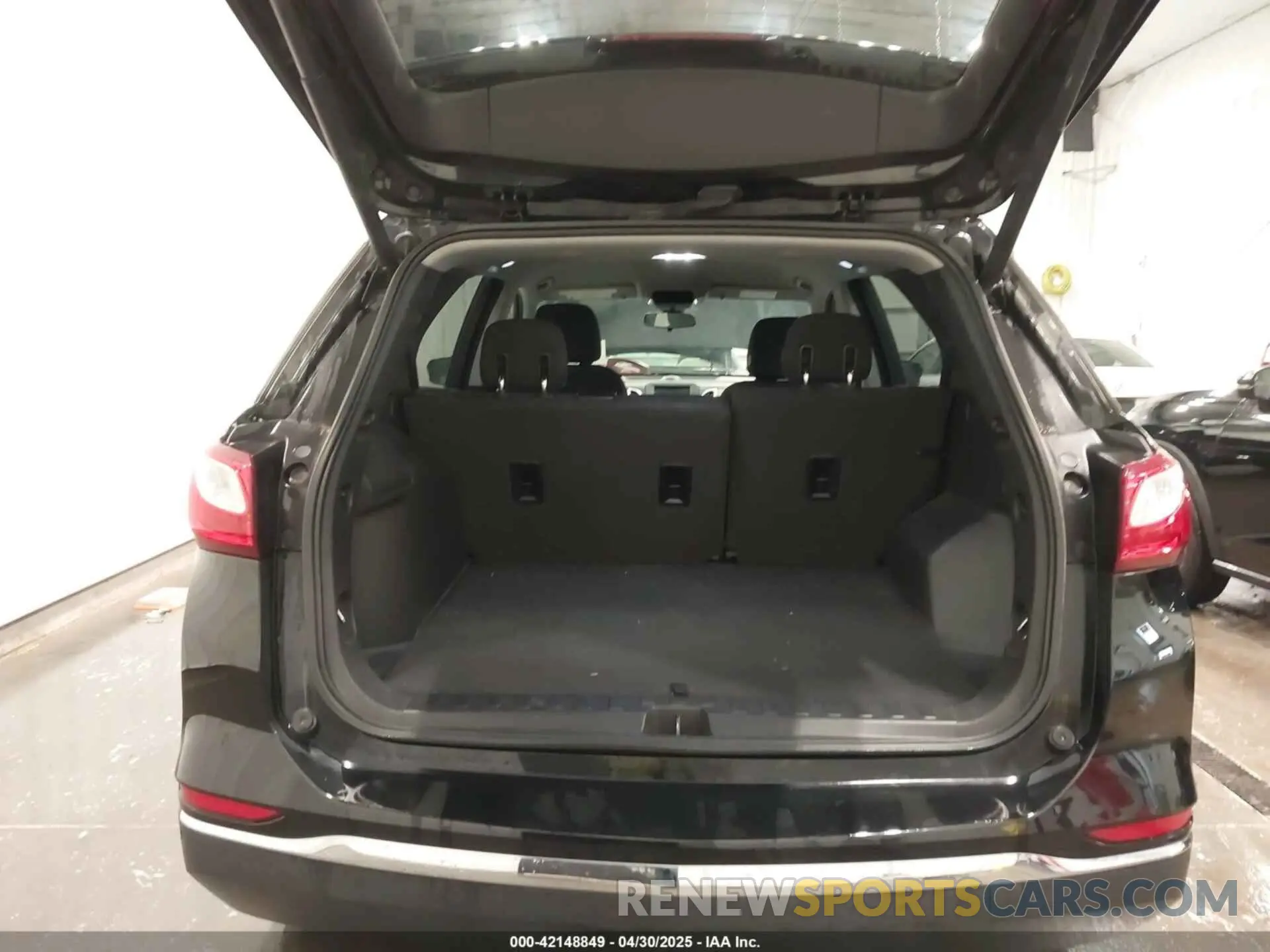 13 Photograph of a damaged car 2GNAXUEV2L6227253 CHEVROLET EQUINOX 2020