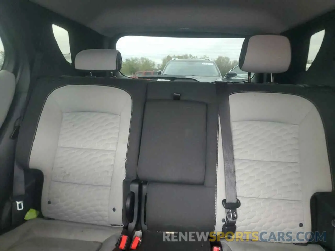 10 Photograph of a damaged car 2GNAXUEV3L6112287 CHEVROLET EQUINOX 2020