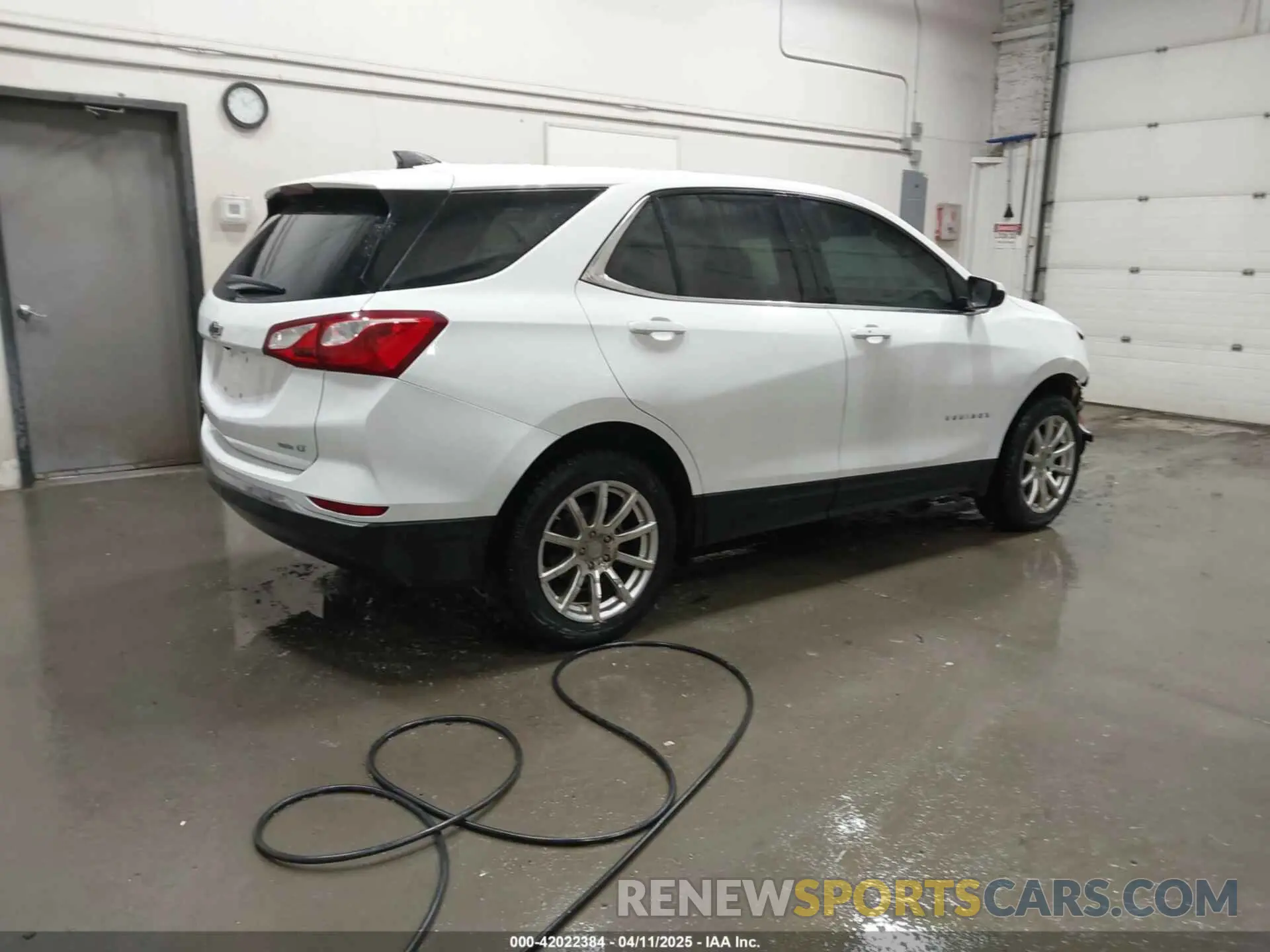 4 Photograph of a damaged car 2GNAXUEV3L6236561 CHEVROLET EQUINOX 2020