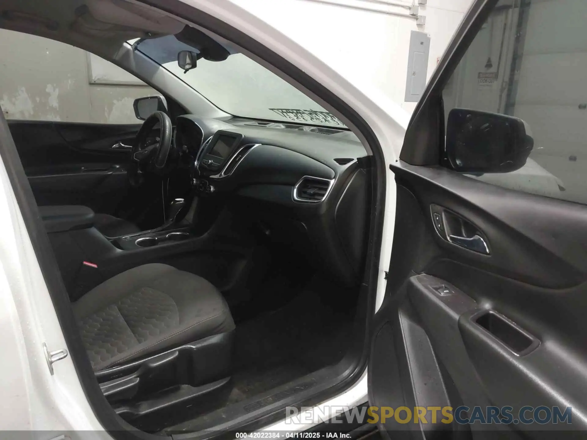 5 Photograph of a damaged car 2GNAXUEV3L6236561 CHEVROLET EQUINOX 2020