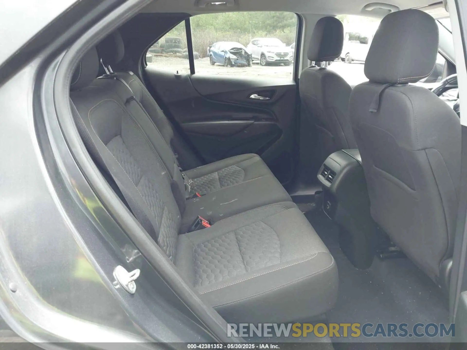 8 Photograph of a damaged car 2GNAXUEV4L6124416 CHEVROLET EQUINOX 2020