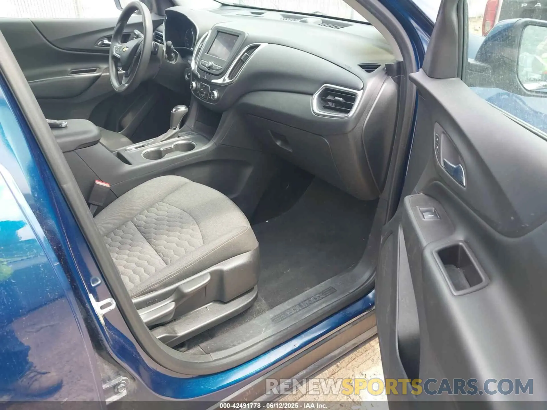 5 Photograph of a damaged car 2GNAXUEV4L6222555 CHEVROLET EQUINOX 2020