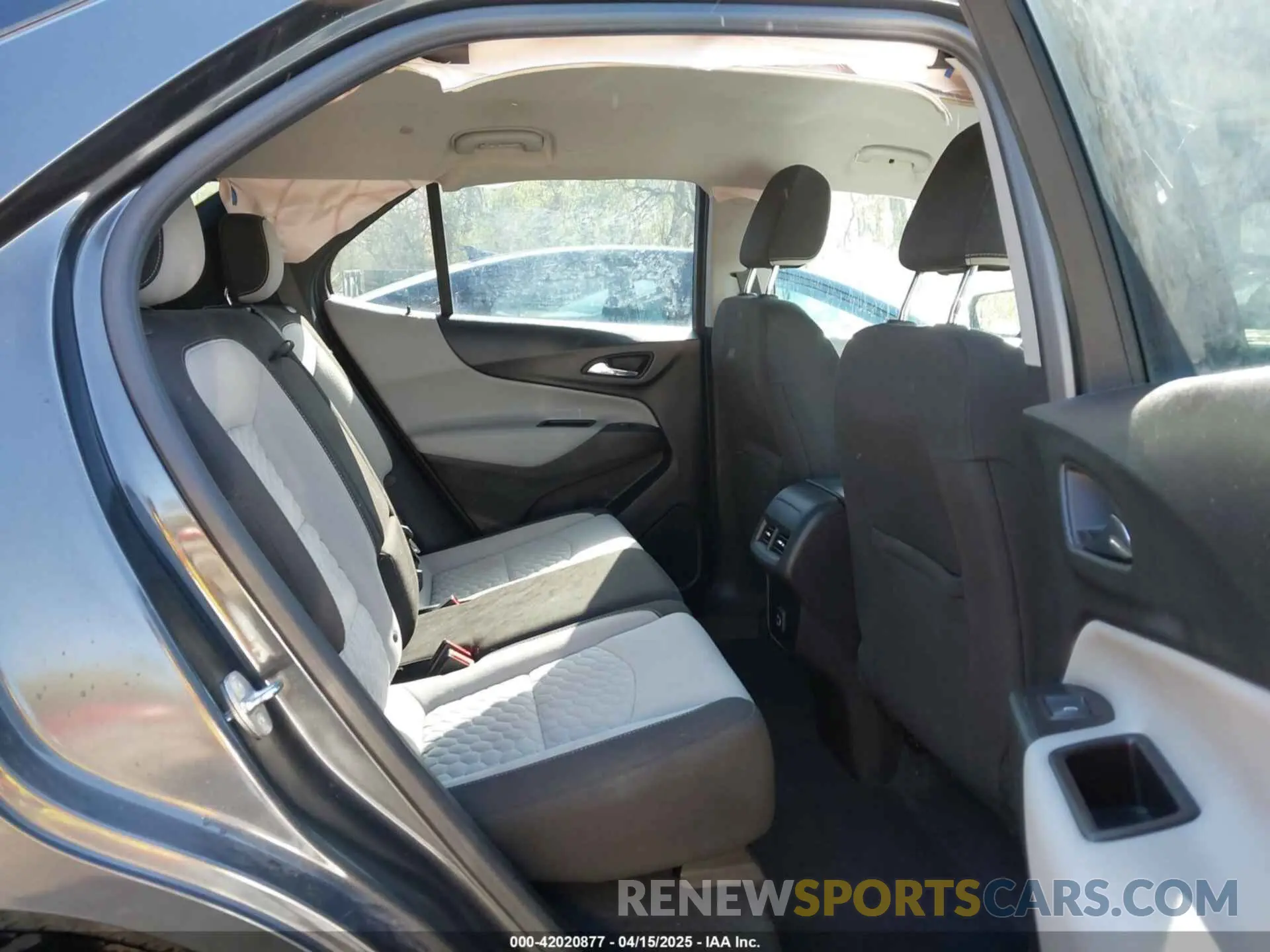 8 Photograph of a damaged car 2GNAXUEV4L6225634 CHEVROLET EQUINOX 2020