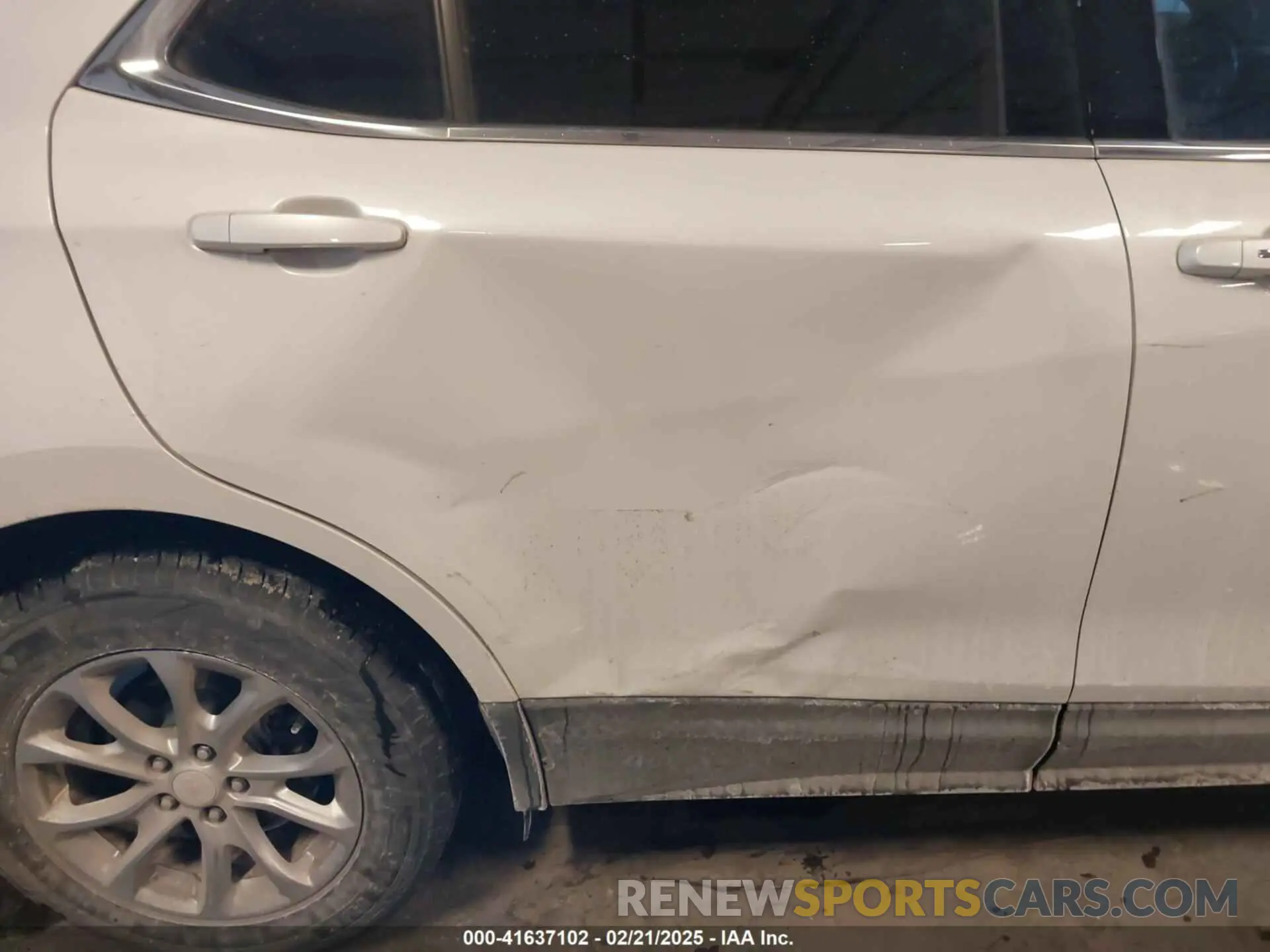 6 Photograph of a damaged car 2GNAXUEV4L6228503 CHEVROLET EQUINOX 2020