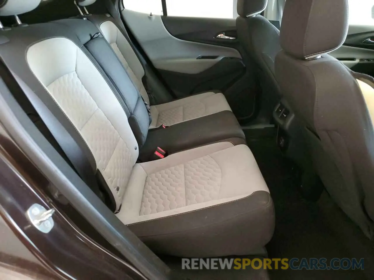 11 Photograph of a damaged car 2GNAXUEV4L6233491 CHEVROLET EQUINOX 2020