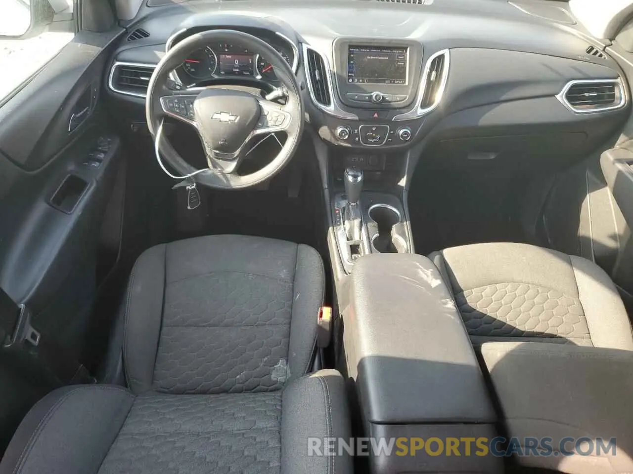 8 Photograph of a damaged car 2GNAXUEV4L6240487 CHEVROLET EQUINOX 2020
