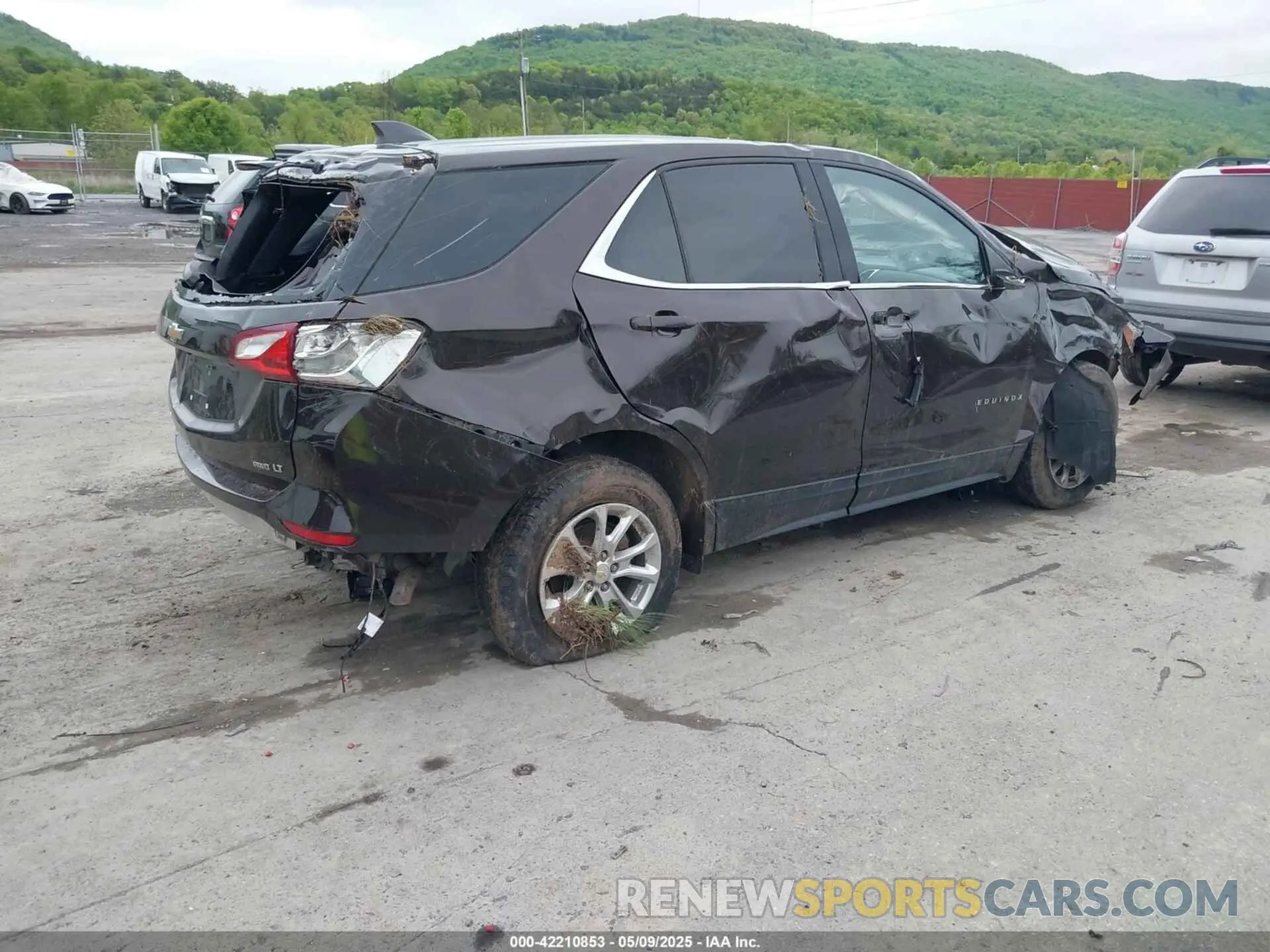 4 Photograph of a damaged car 2GNAXUEV4L6265275 CHEVROLET EQUINOX 2020