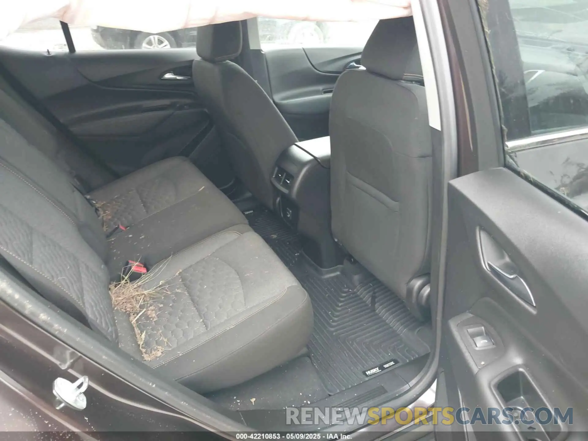 8 Photograph of a damaged car 2GNAXUEV4L6265275 CHEVROLET EQUINOX 2020