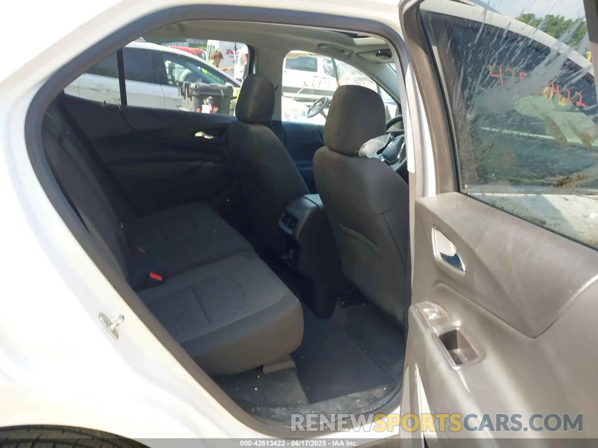 8 Photograph of a damaged car 2GNAXUEV5L6141905 CHEVROLET EQUINOX 2020