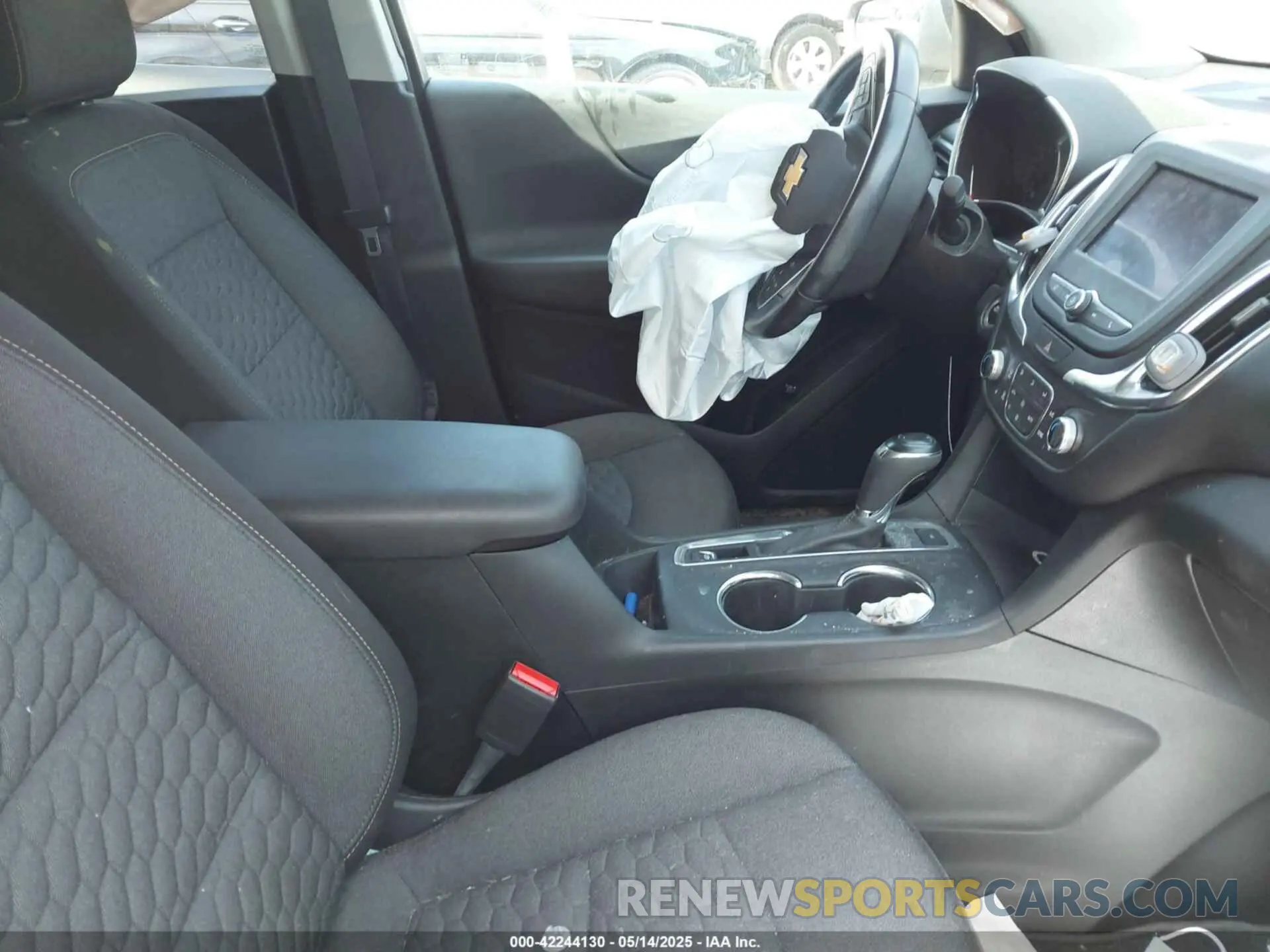 5 Photograph of a damaged car 2GNAXUEV5L6154296 CHEVROLET EQUINOX 2020