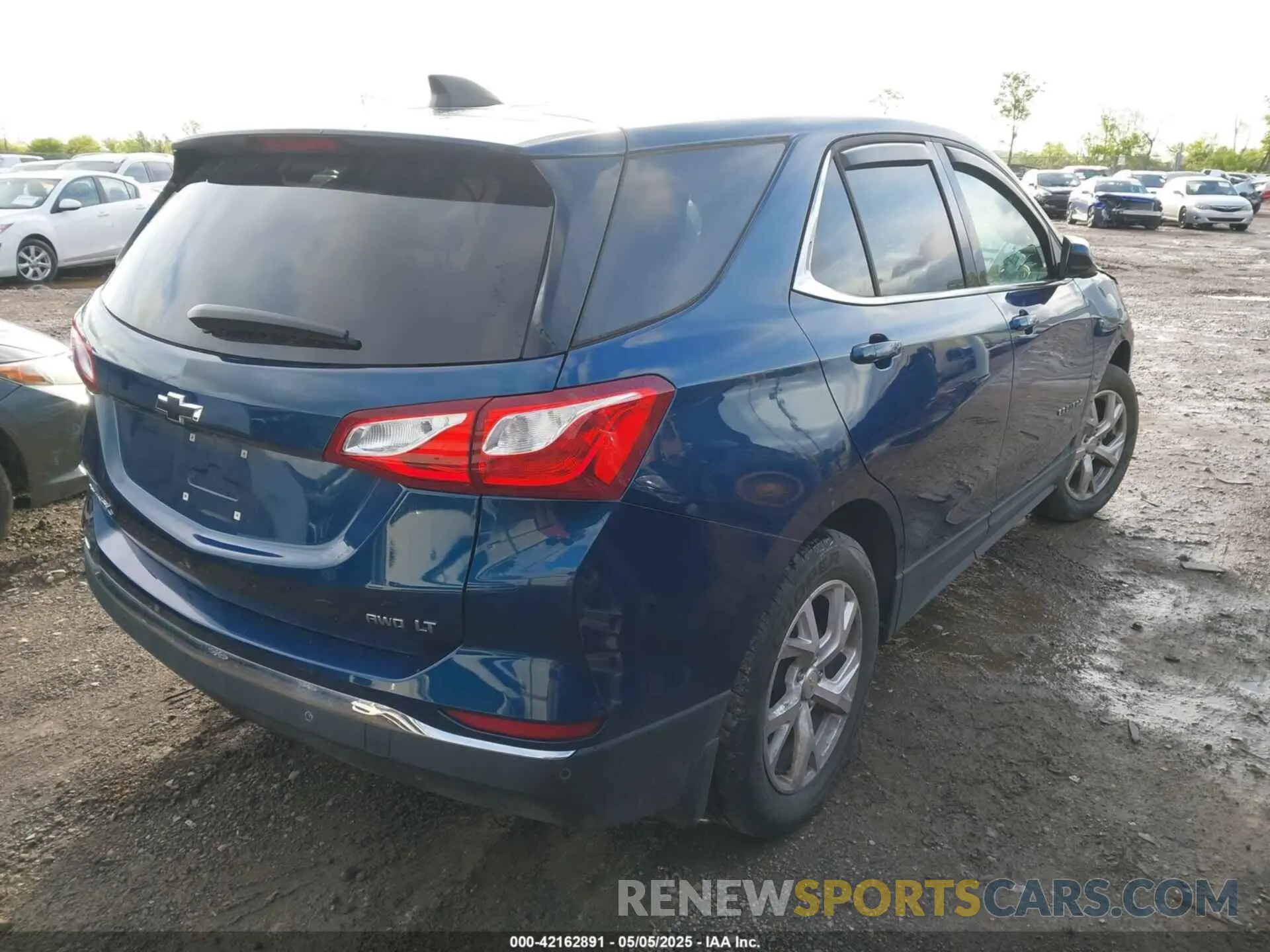 4 Photograph of a damaged car 2GNAXUEV5L6173091 CHEVROLET EQUINOX 2020