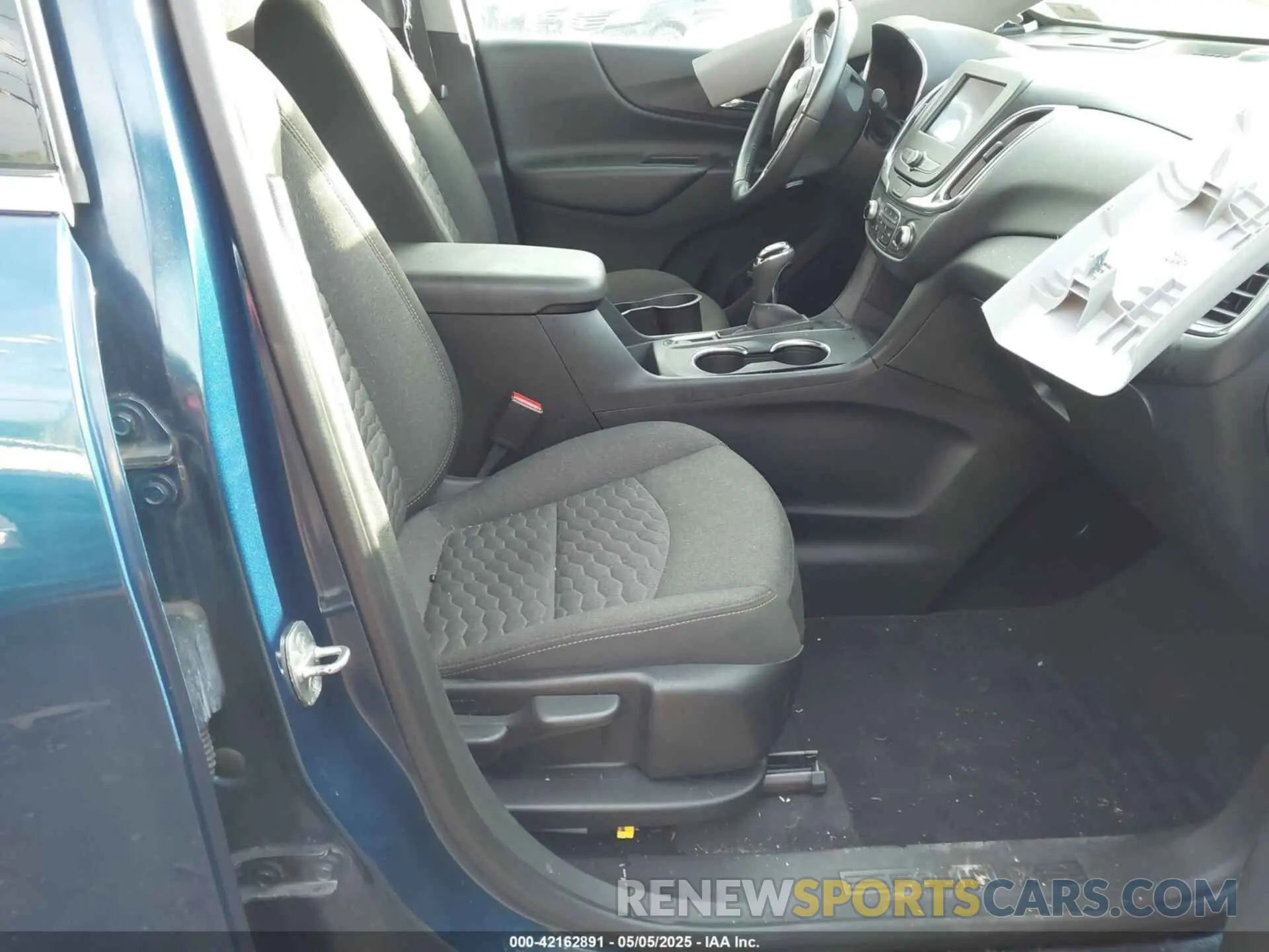 5 Photograph of a damaged car 2GNAXUEV5L6173091 CHEVROLET EQUINOX 2020