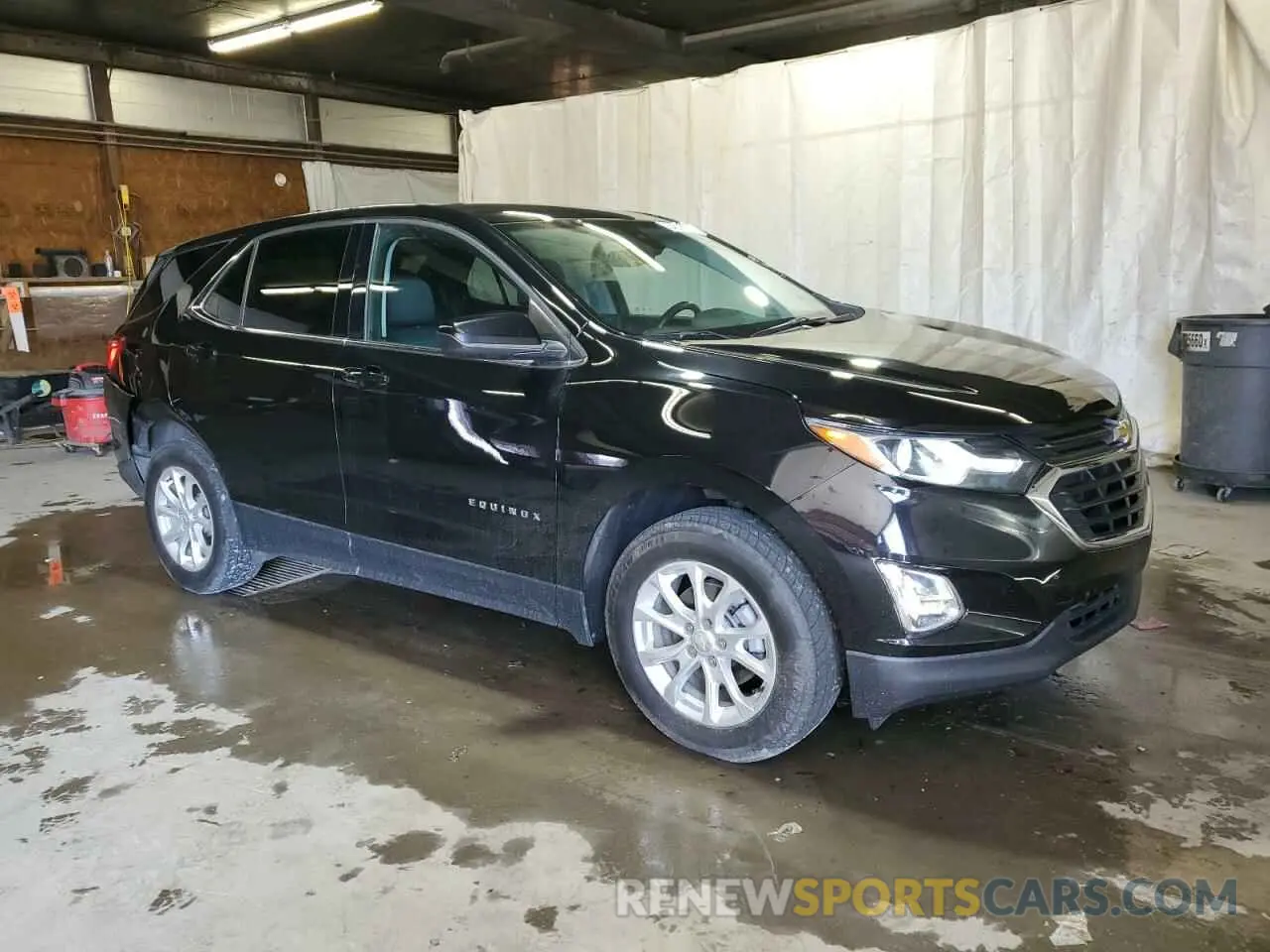 4 Photograph of a damaged car 2GNAXUEV5L6177352 CHEVROLET EQUINOX 2020
