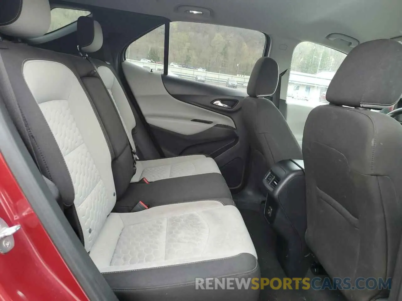 11 Photograph of a damaged car 2GNAXUEV5L6201522 CHEVROLET EQUINOX 2020