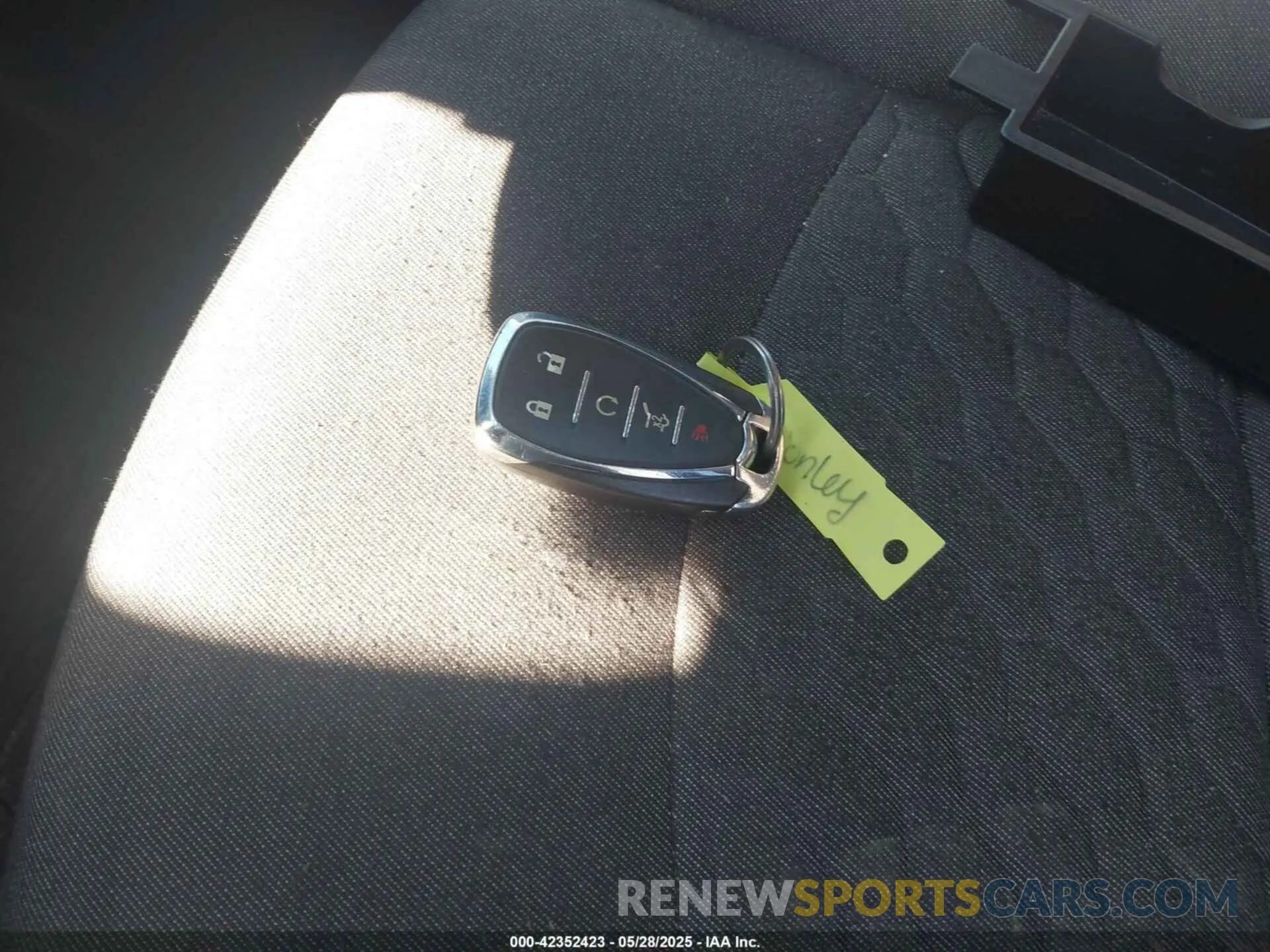 11 Photograph of a damaged car 2GNAXUEV6L6109805 CHEVROLET EQUINOX 2020