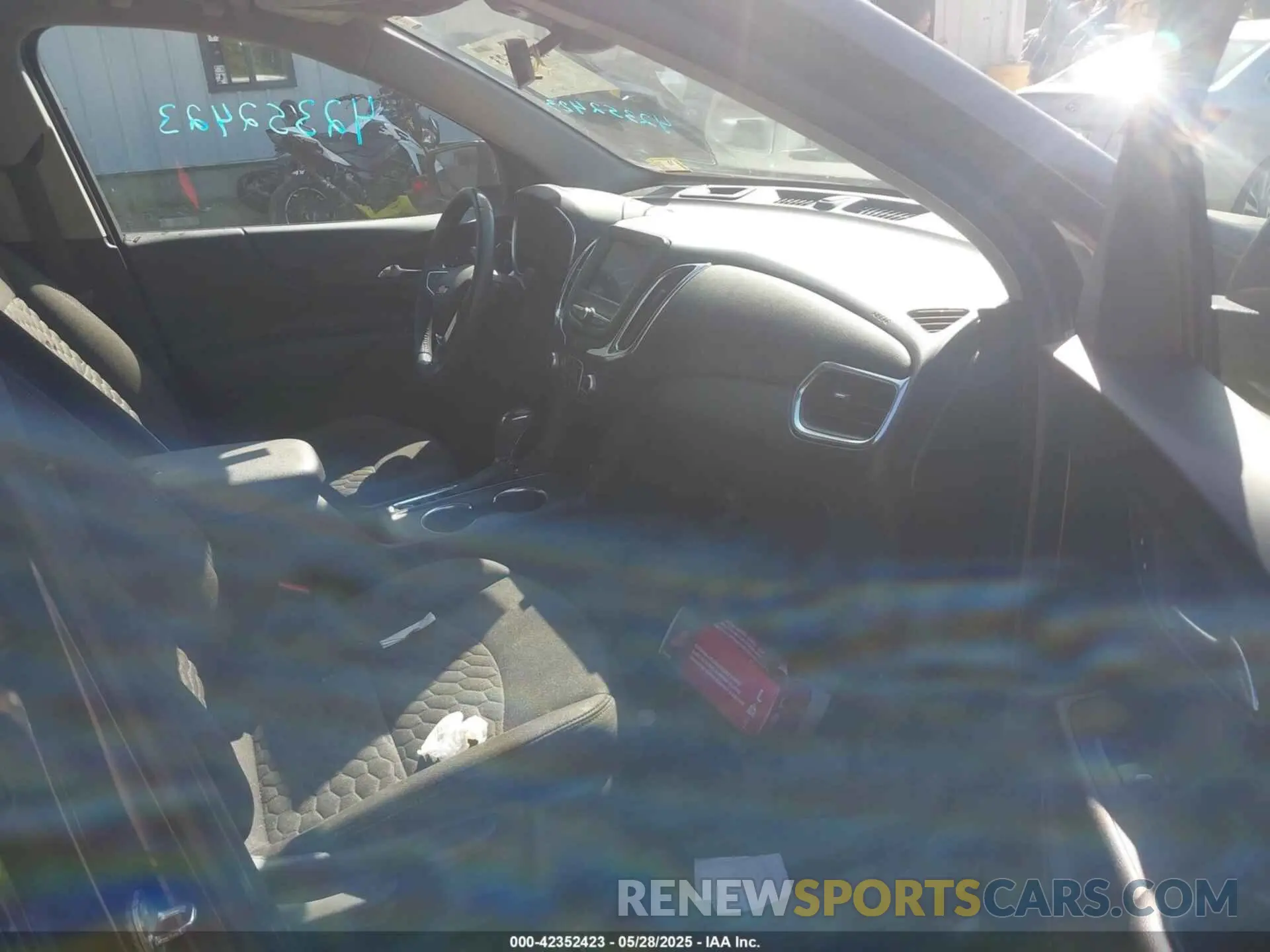 5 Photograph of a damaged car 2GNAXUEV6L6109805 CHEVROLET EQUINOX 2020