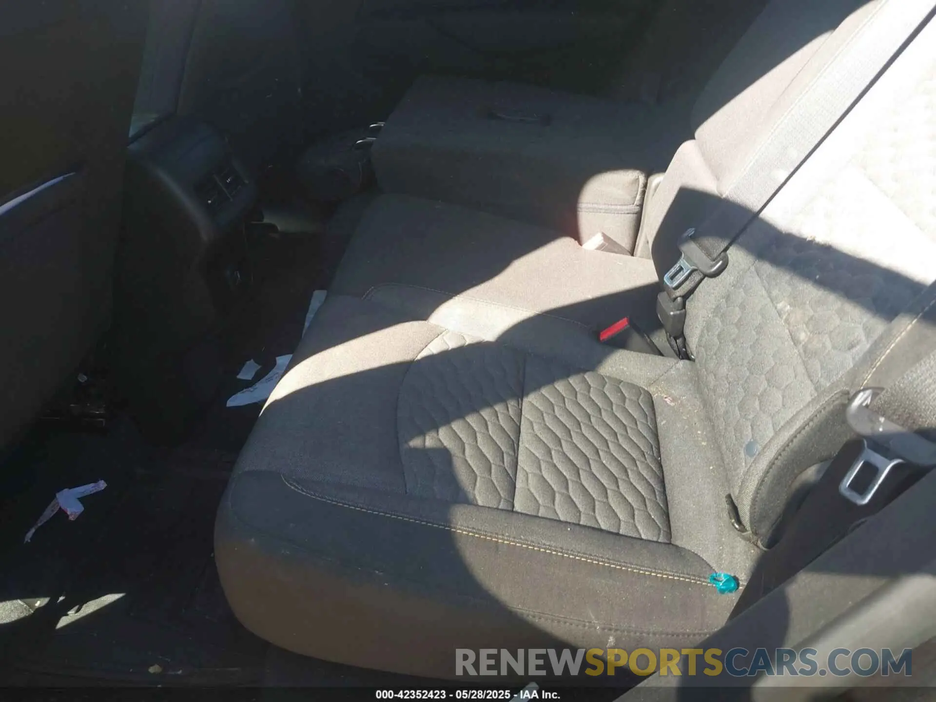 8 Photograph of a damaged car 2GNAXUEV6L6109805 CHEVROLET EQUINOX 2020