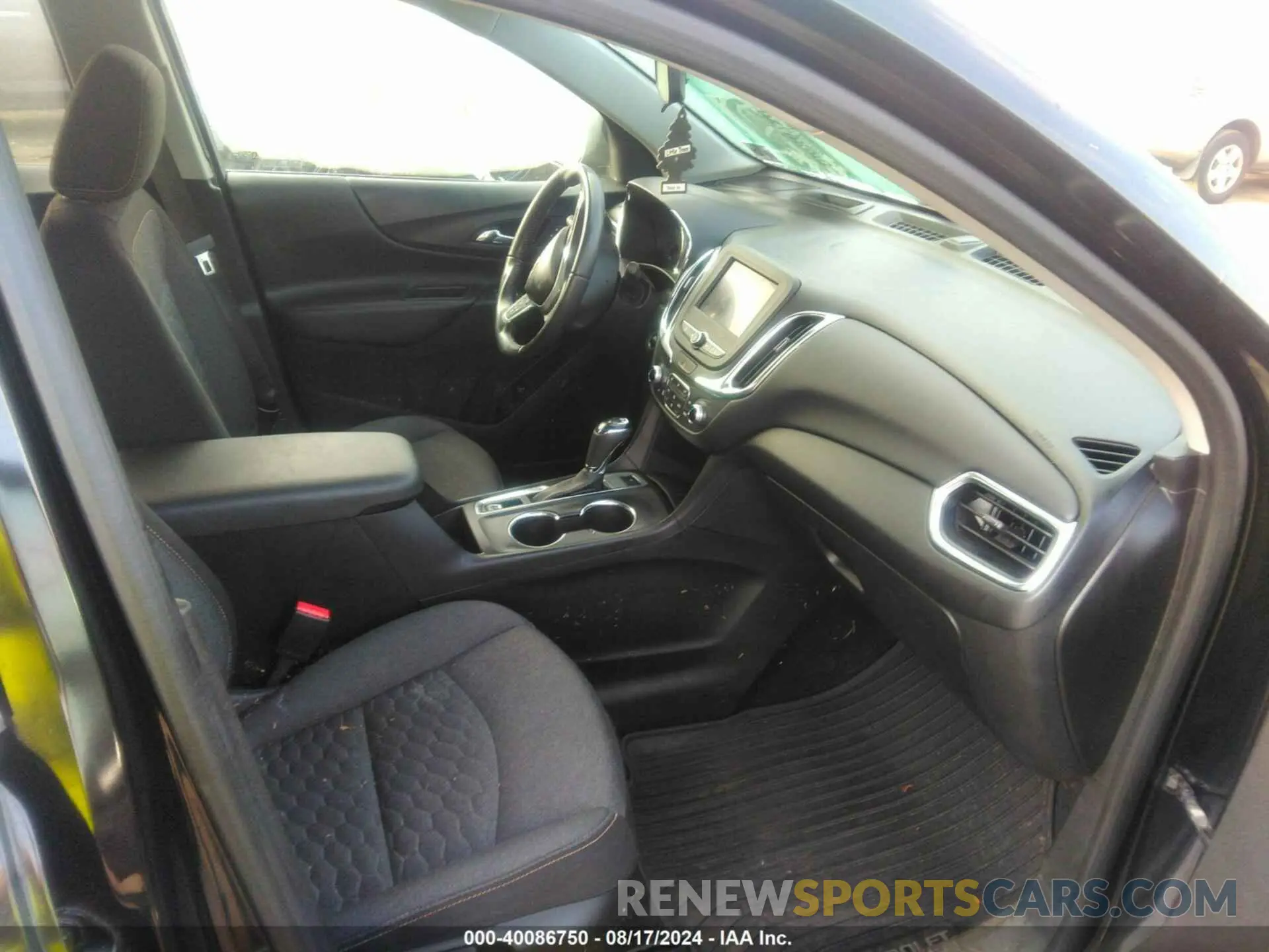 5 Photograph of a damaged car 2GNAXUEV6L6130492 CHEVROLET EQUINOX 2020