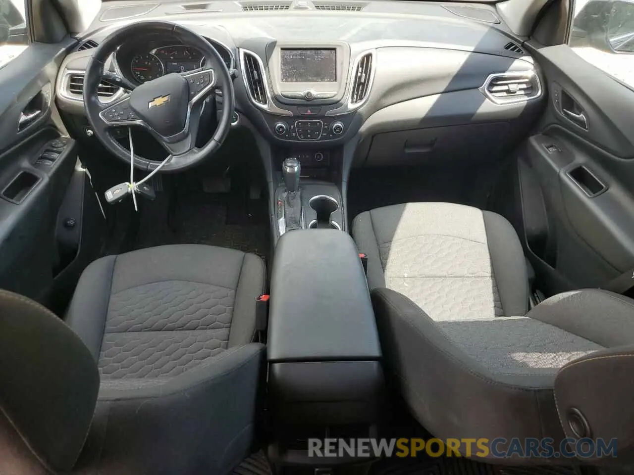 8 Photograph of a damaged car 2GNAXUEV6L6134221 CHEVROLET EQUINOX 2020