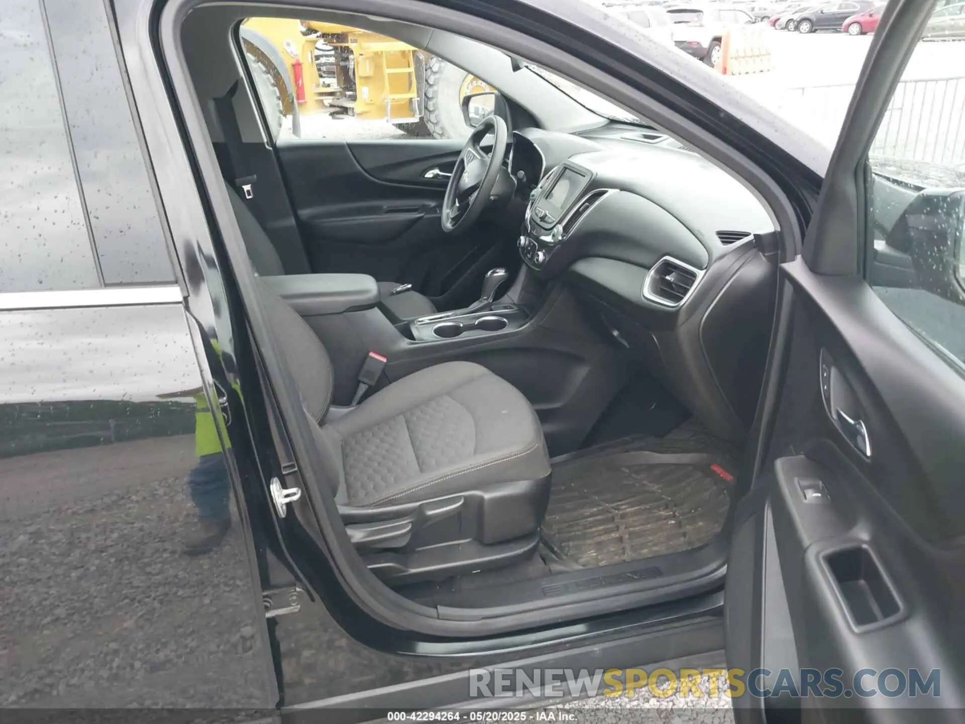 5 Photograph of a damaged car 2GNAXUEV6L6162813 CHEVROLET EQUINOX 2020