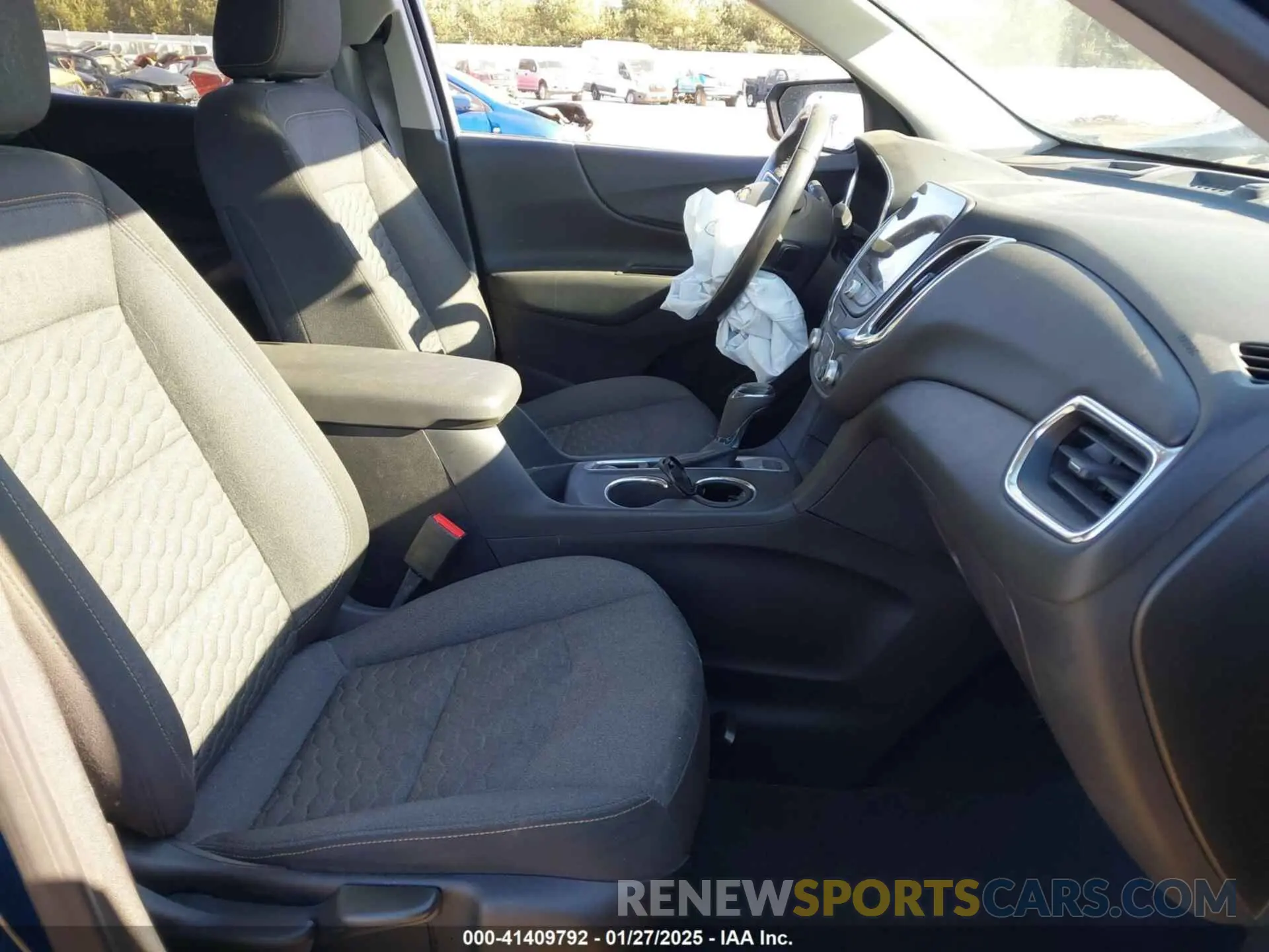 5 Photograph of a damaged car 2GNAXUEV6L6185542 CHEVROLET EQUINOX 2020