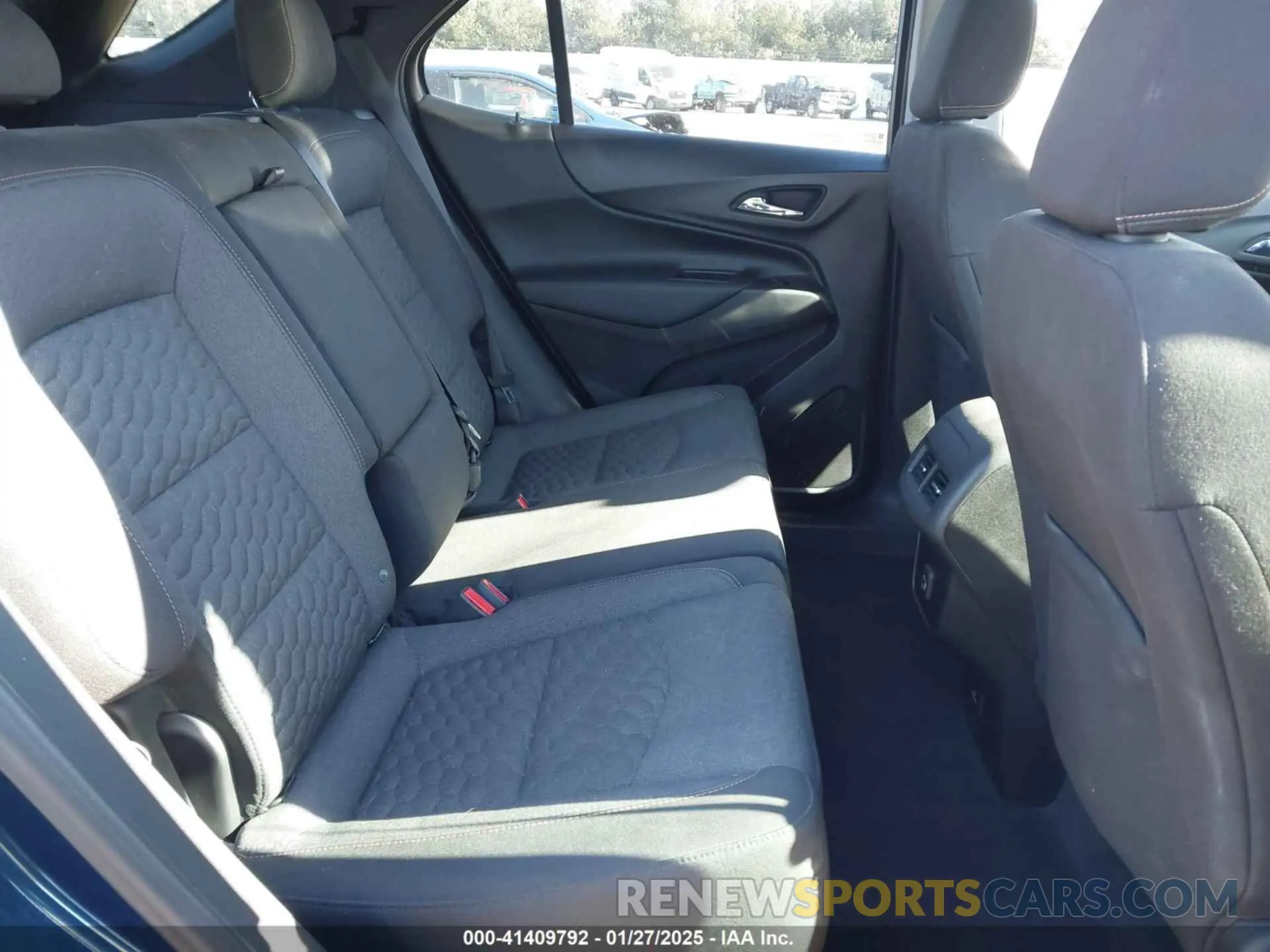 8 Photograph of a damaged car 2GNAXUEV6L6185542 CHEVROLET EQUINOX 2020