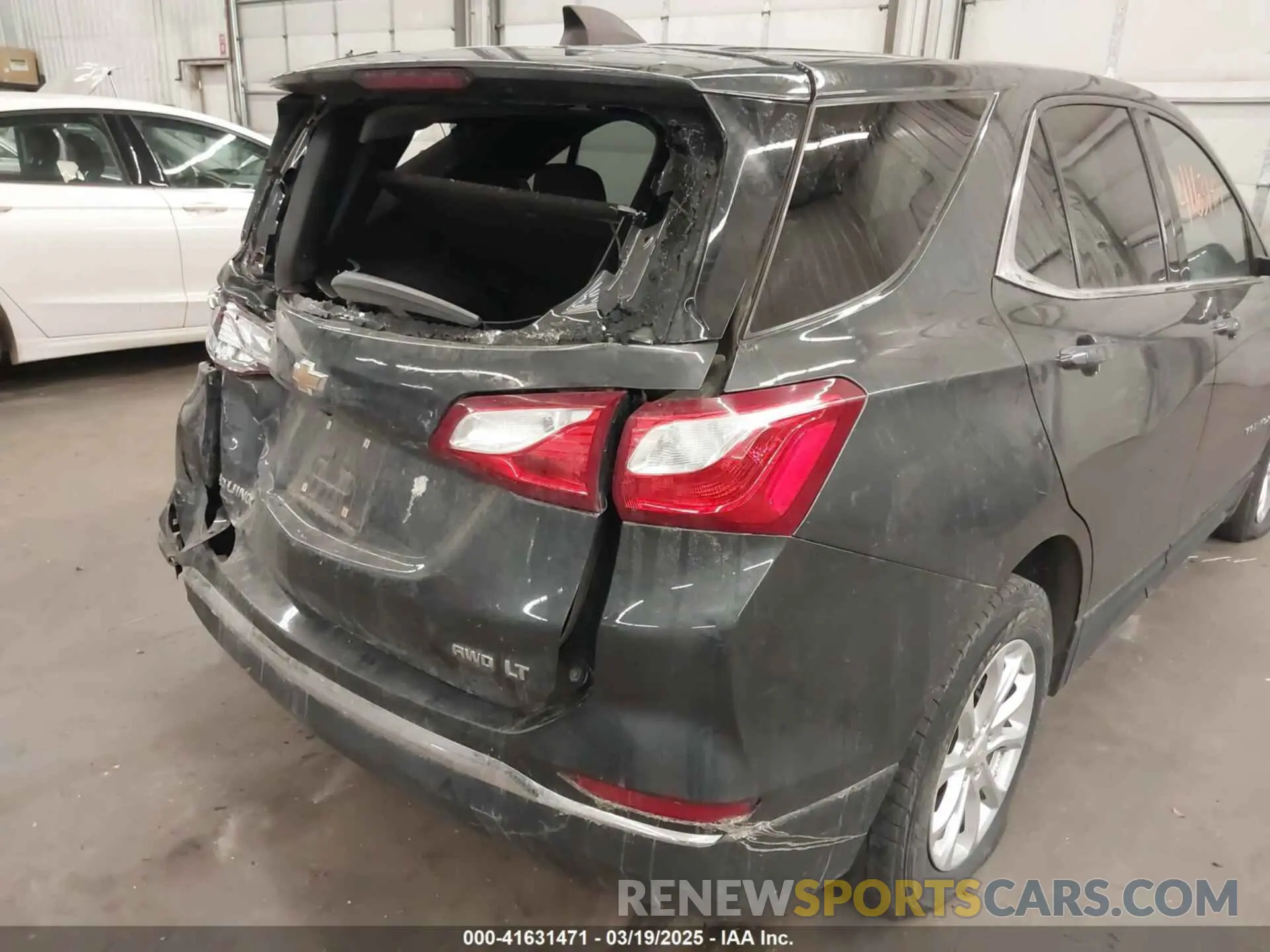19 Photograph of a damaged car 2GNAXUEV6L6196069 CHEVROLET EQUINOX 2020