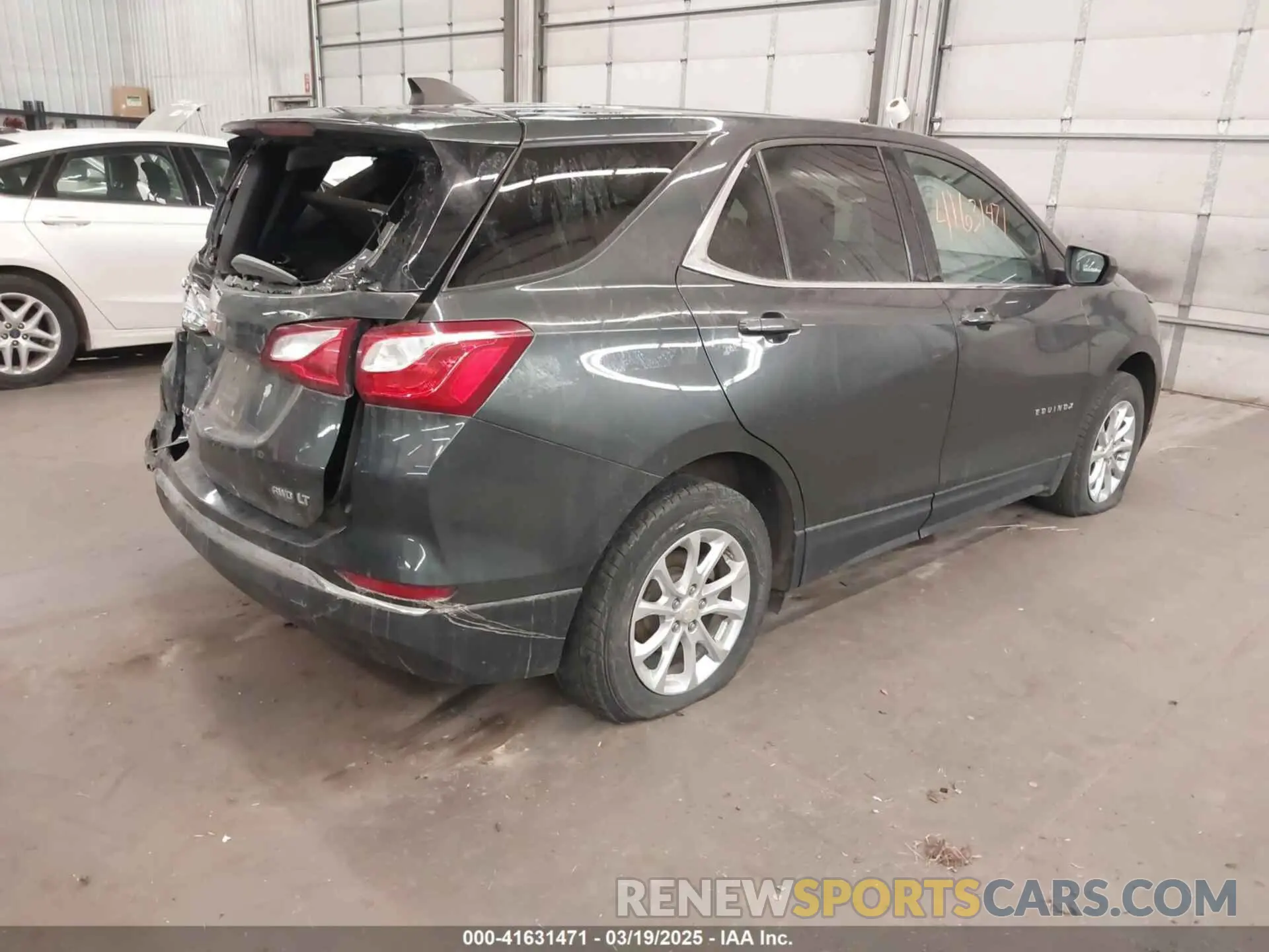 4 Photograph of a damaged car 2GNAXUEV6L6196069 CHEVROLET EQUINOX 2020