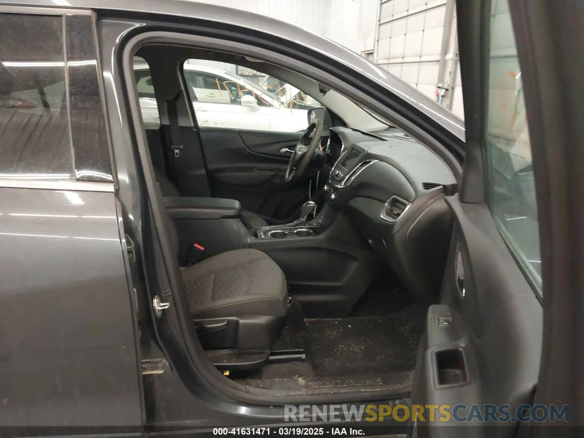 5 Photograph of a damaged car 2GNAXUEV6L6196069 CHEVROLET EQUINOX 2020