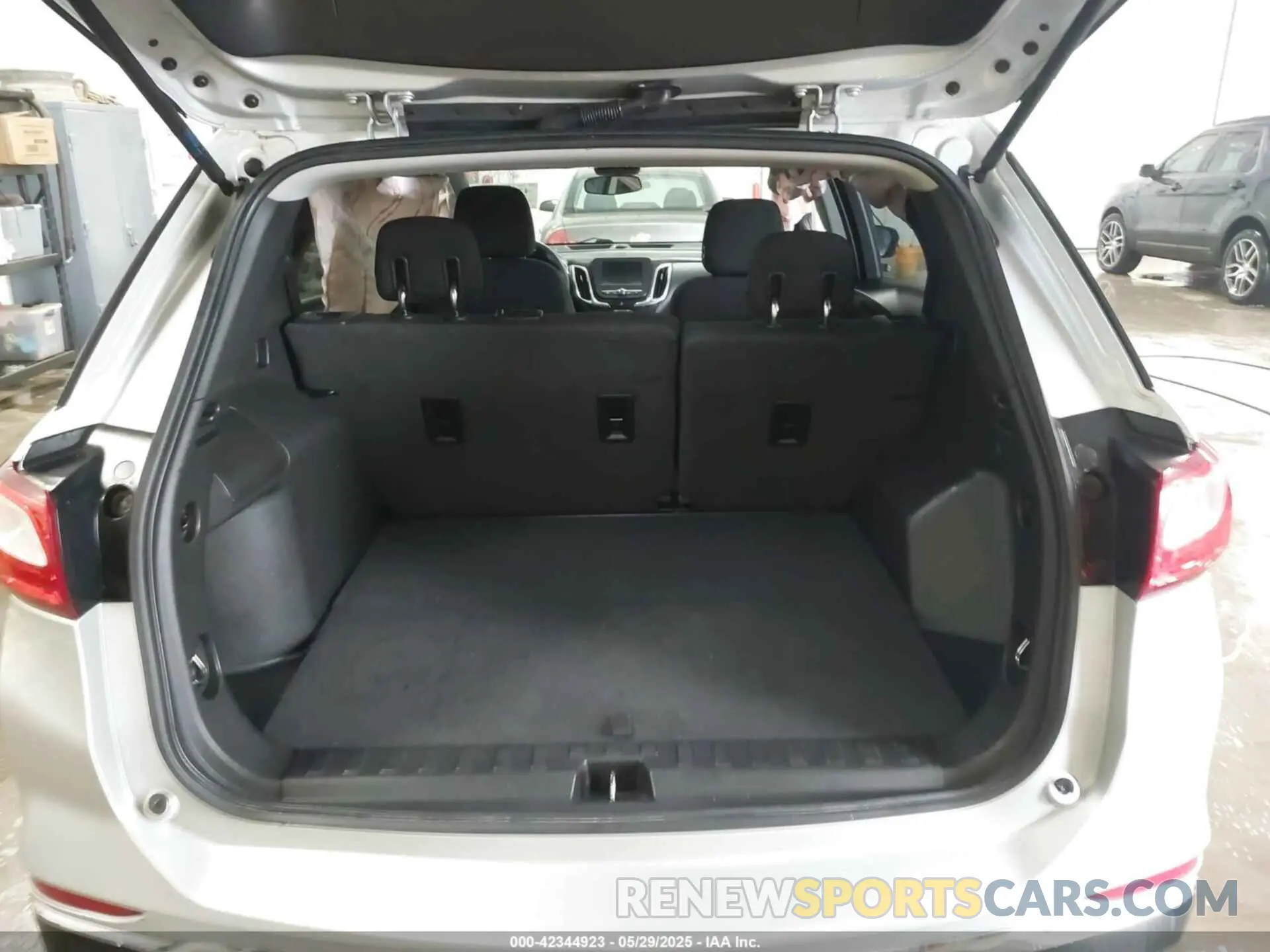 16 Photograph of a damaged car 2GNAXUEV6L6200816 CHEVROLET EQUINOX 2020