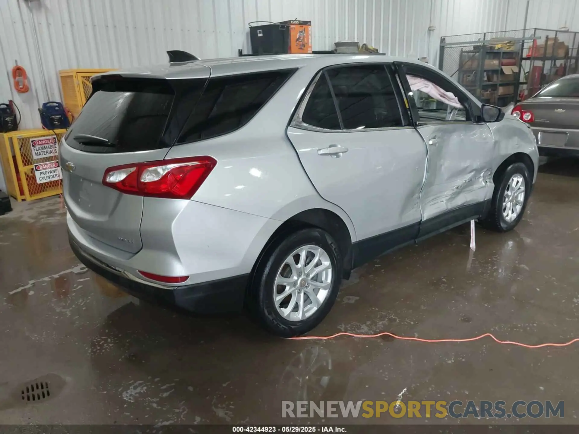 4 Photograph of a damaged car 2GNAXUEV6L6200816 CHEVROLET EQUINOX 2020