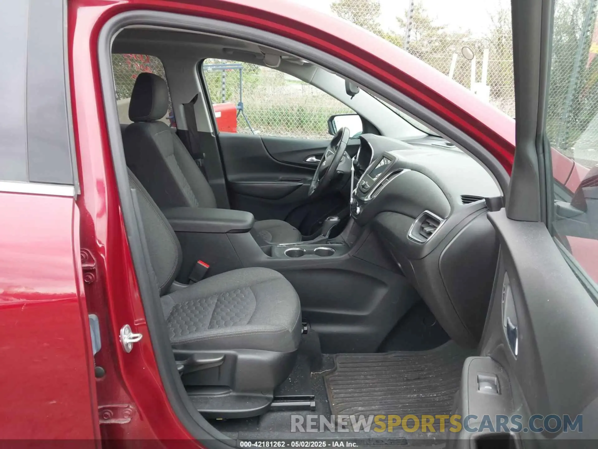 5 Photograph of a damaged car 2GNAXUEV6L6220600 CHEVROLET EQUINOX 2020