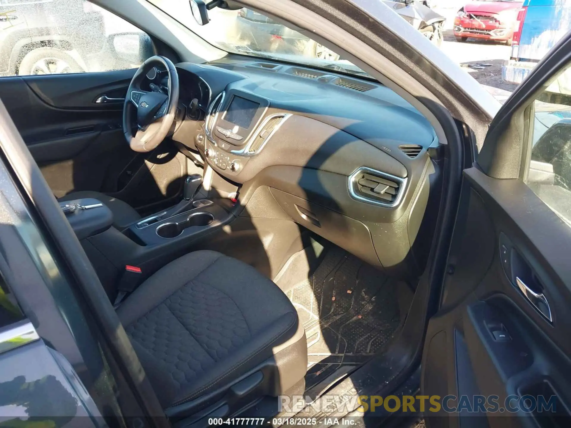 5 Photograph of a damaged car 2GNAXUEV6L6270199 CHEVROLET EQUINOX 2020