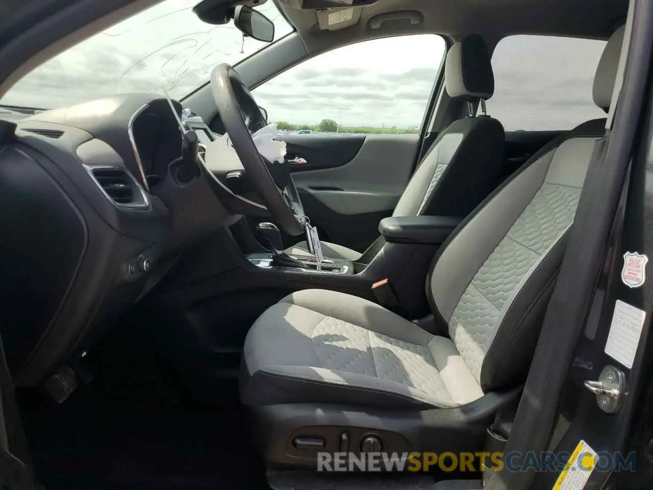 7 Photograph of a damaged car 2GNAXUEV7L6109361 CHEVROLET EQUINOX 2020