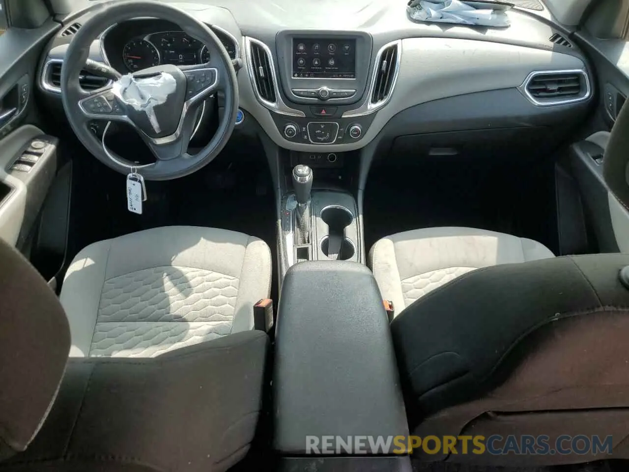 8 Photograph of a damaged car 2GNAXUEV7L6109361 CHEVROLET EQUINOX 2020