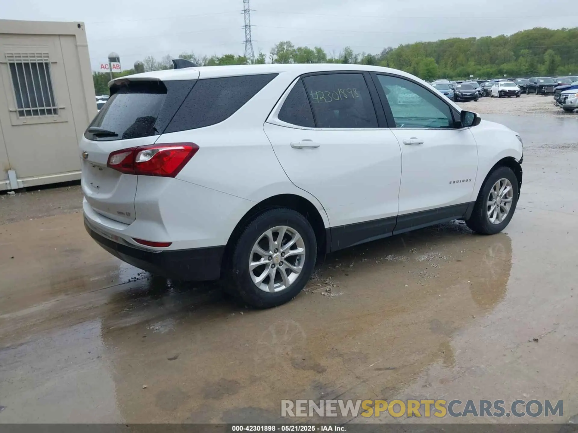 4 Photograph of a damaged car 2GNAXUEV7L6120702 CHEVROLET EQUINOX 2020