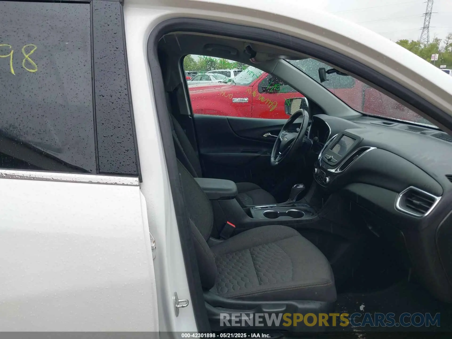 5 Photograph of a damaged car 2GNAXUEV7L6120702 CHEVROLET EQUINOX 2020