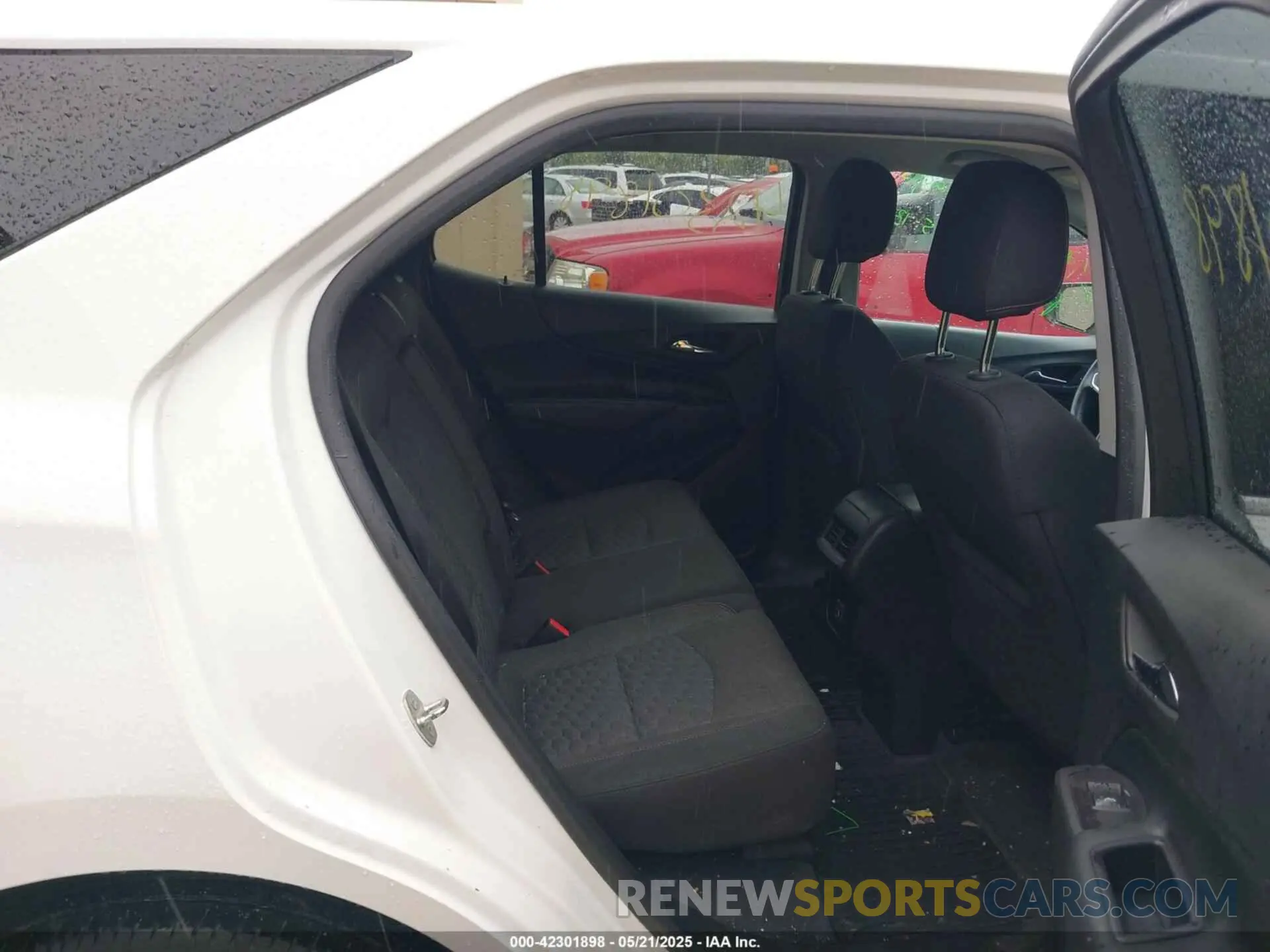 8 Photograph of a damaged car 2GNAXUEV7L6120702 CHEVROLET EQUINOX 2020