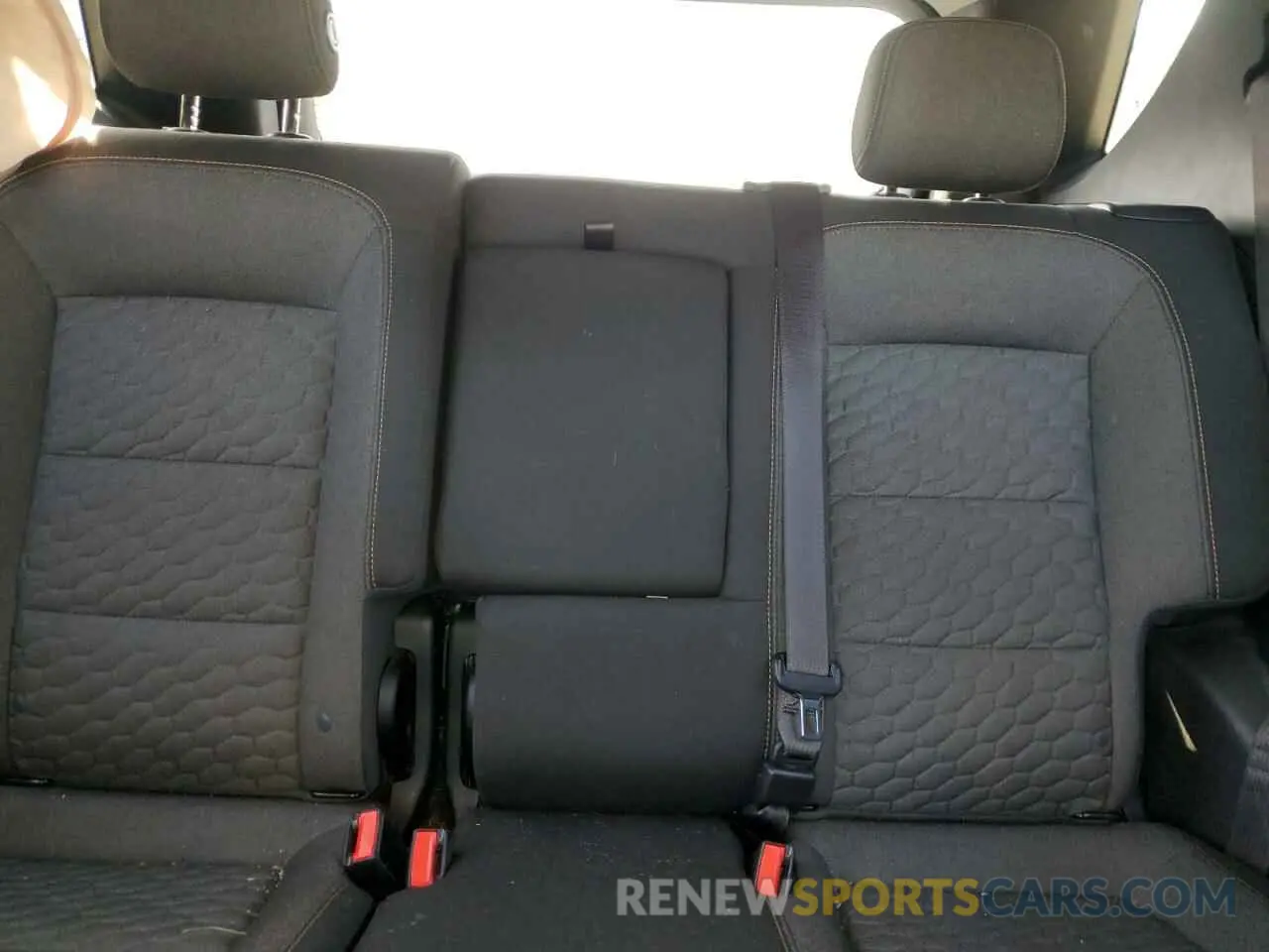 10 Photograph of a damaged car 2GNAXUEV7L6171245 CHEVROLET EQUINOX 2020