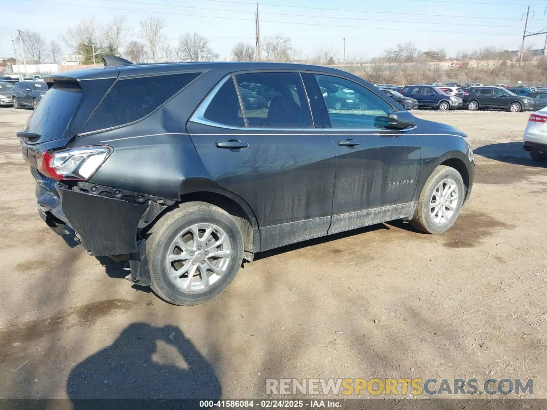 4 Photograph of a damaged car 2GNAXUEV7L6182794 CHEVROLET EQUINOX 2020