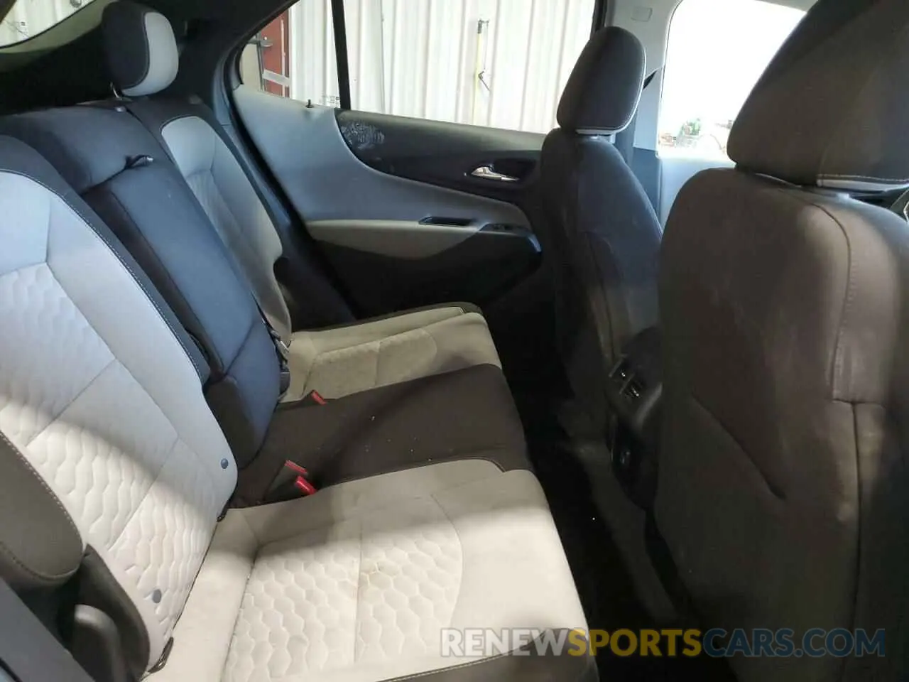 11 Photograph of a damaged car 2GNAXUEV7L6201084 CHEVROLET EQUINOX 2020