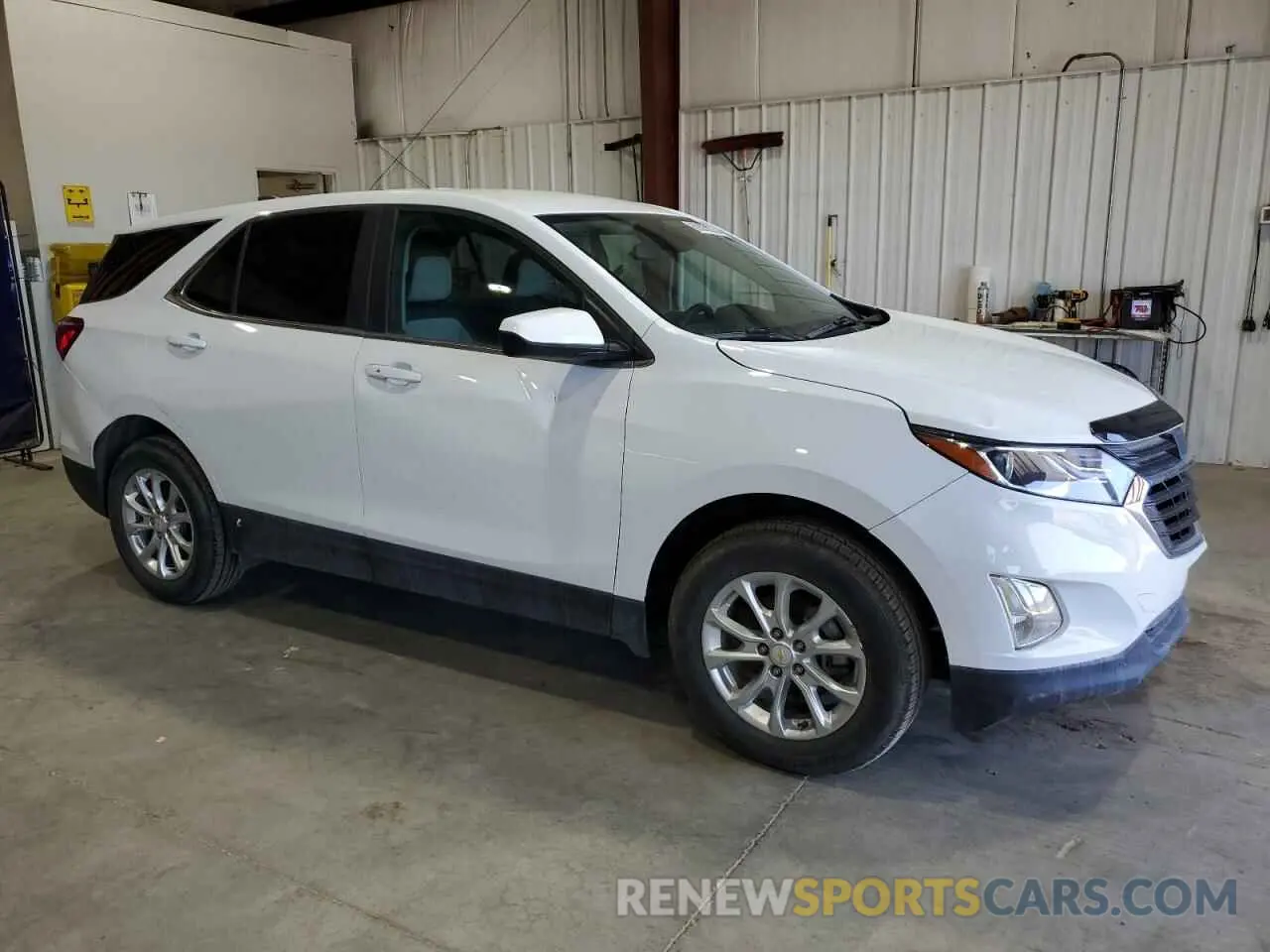 4 Photograph of a damaged car 2GNAXUEV7L6201084 CHEVROLET EQUINOX 2020