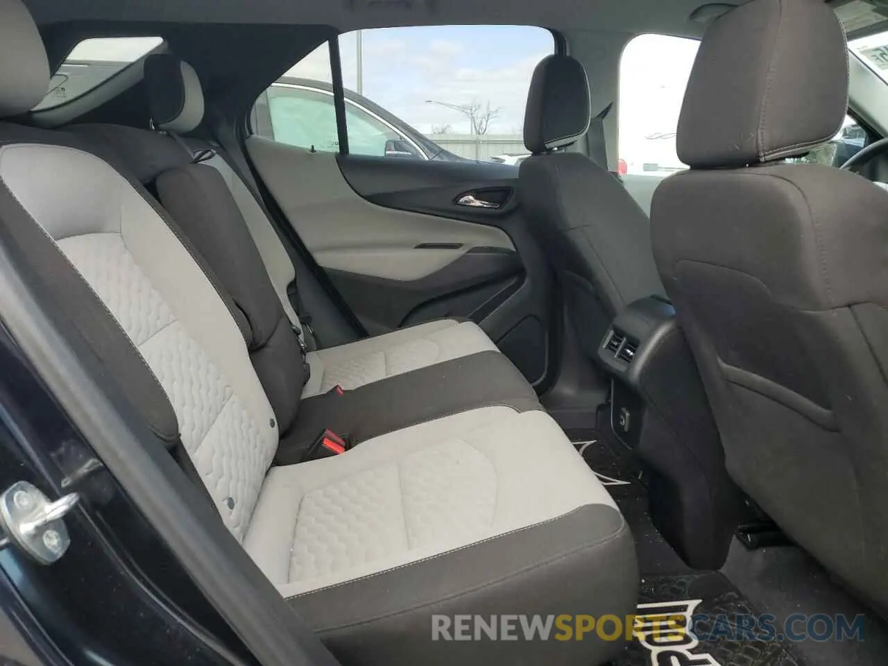 11 Photograph of a damaged car 2GNAXUEV7L6203272 CHEVROLET EQUINOX 2020