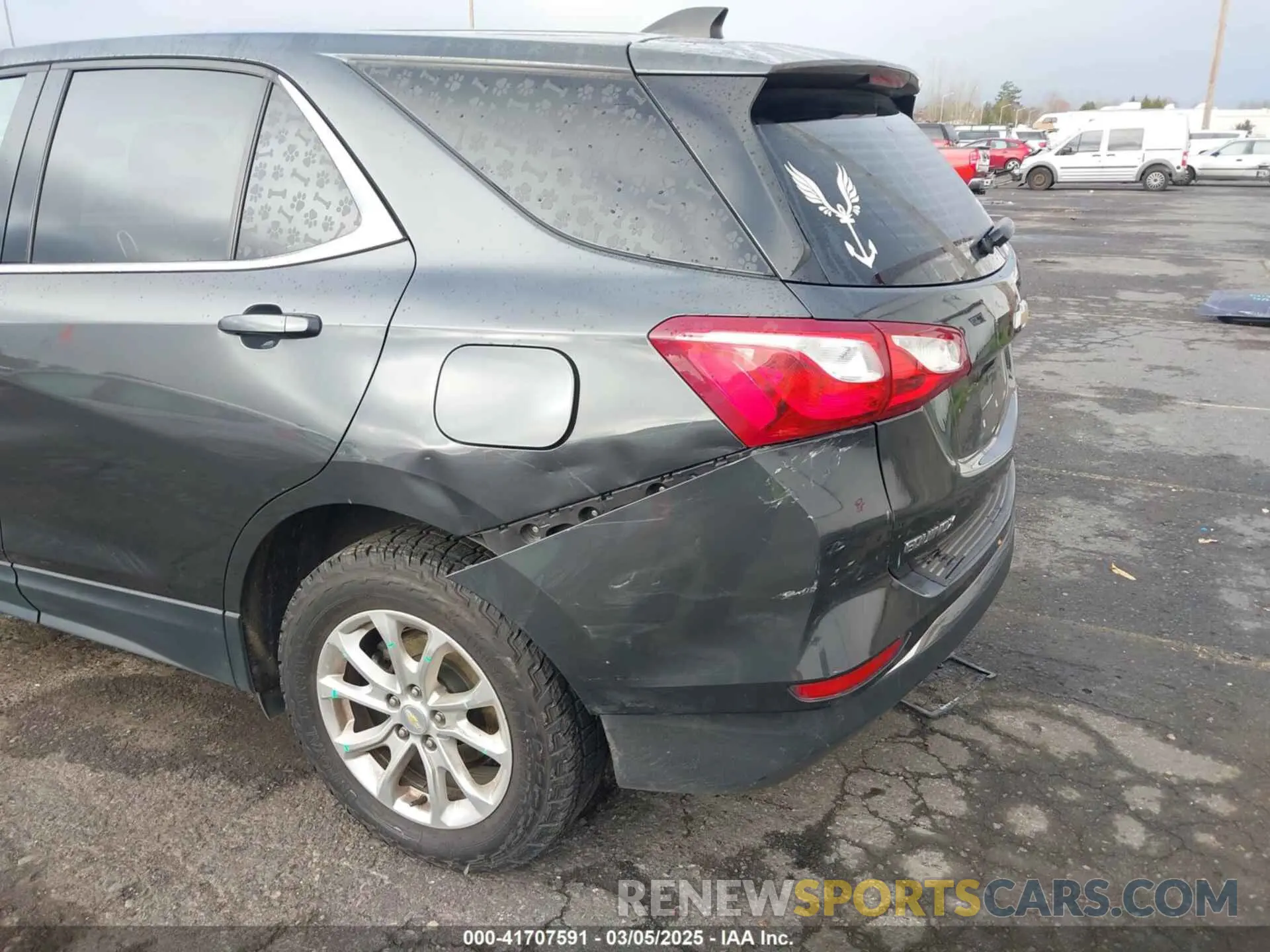 18 Photograph of a damaged car 2GNAXUEV7L6217141 CHEVROLET EQUINOX 2020