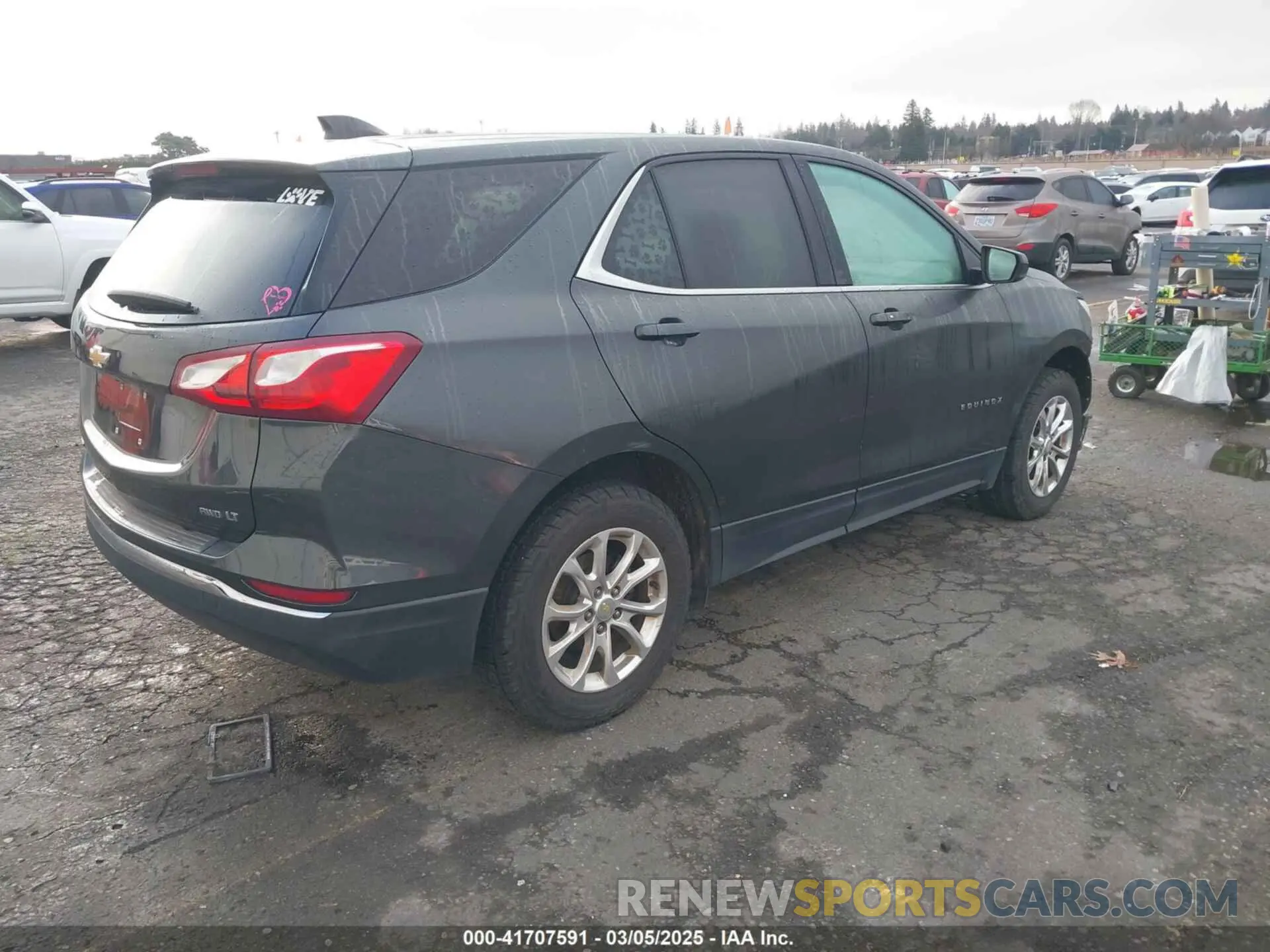 4 Photograph of a damaged car 2GNAXUEV7L6217141 CHEVROLET EQUINOX 2020