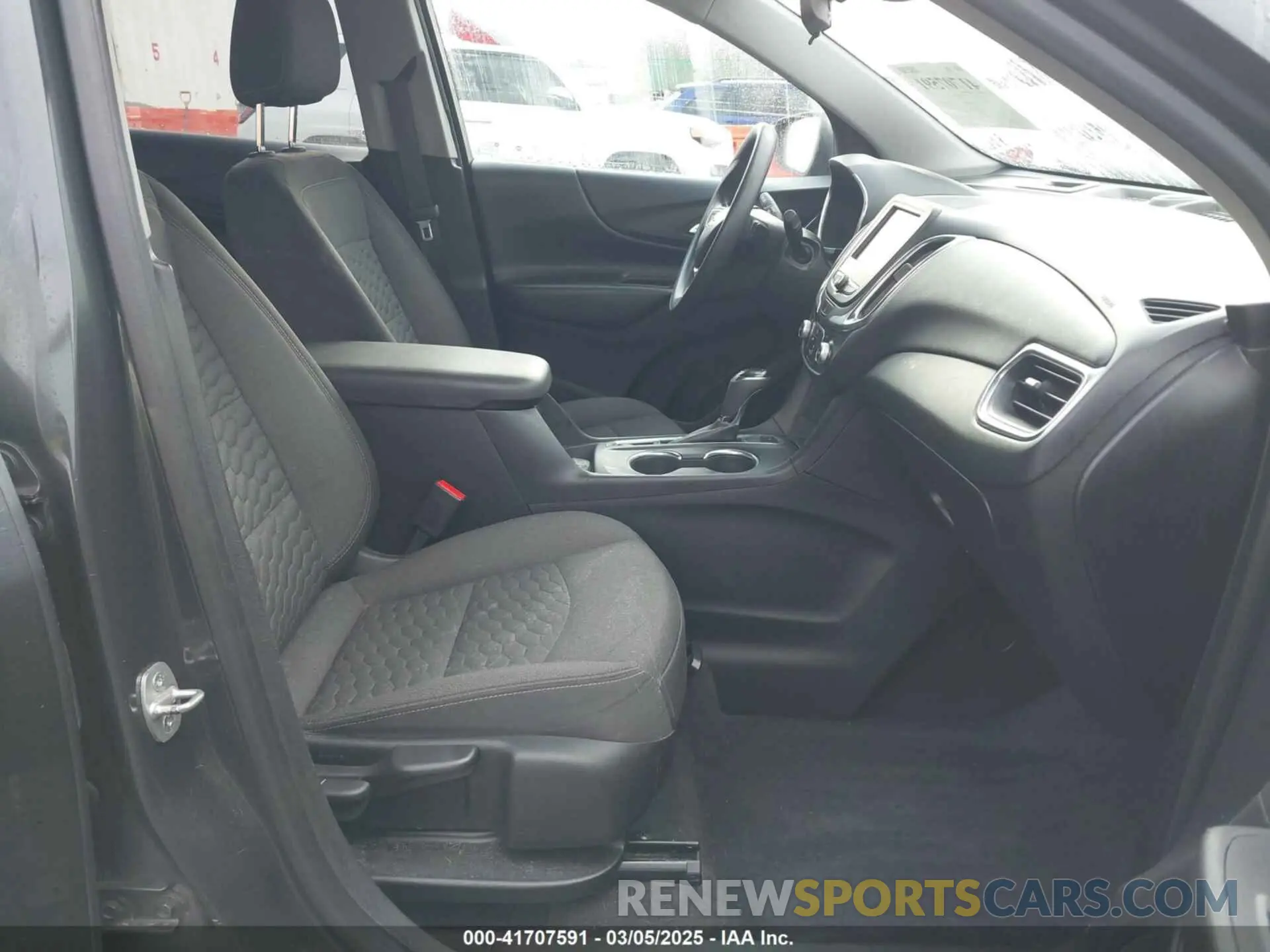 5 Photograph of a damaged car 2GNAXUEV7L6217141 CHEVROLET EQUINOX 2020