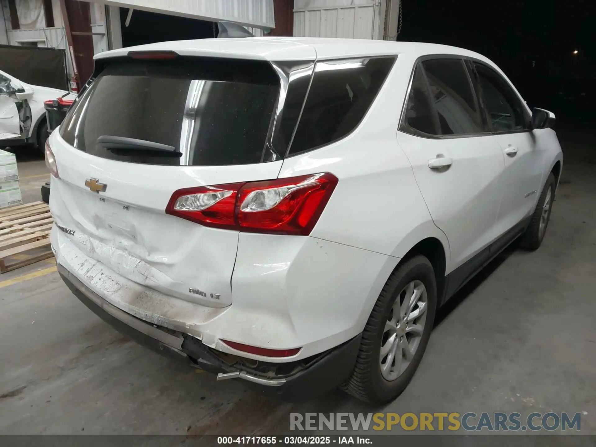 4 Photograph of a damaged car 2GNAXUEV8L6106145 CHEVROLET EQUINOX 2020