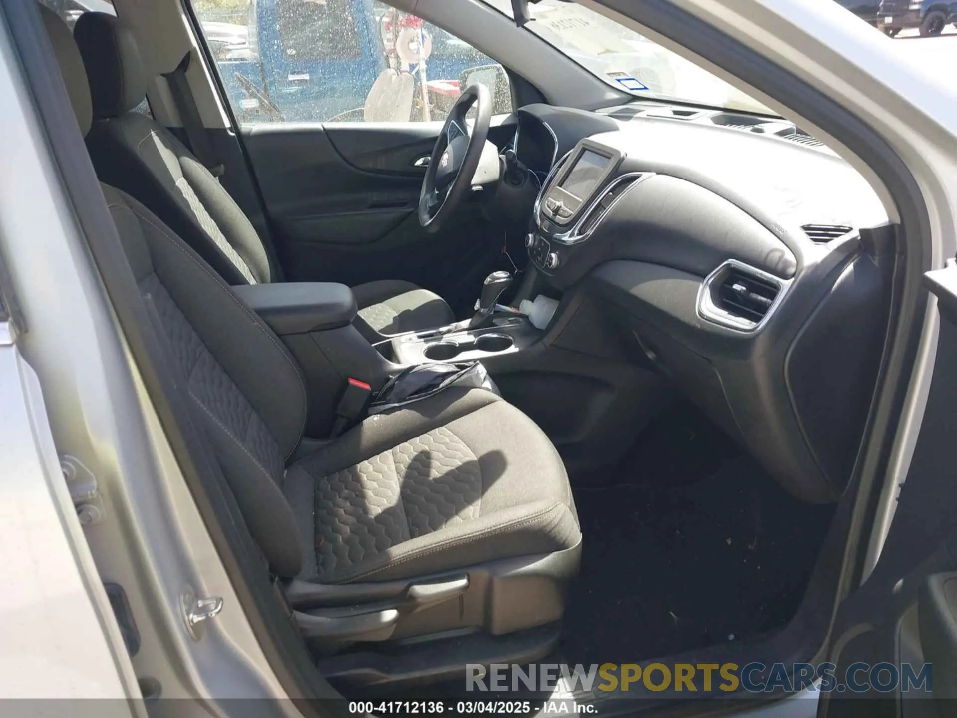 5 Photograph of a damaged car 2GNAXUEV8L6165776 CHEVROLET EQUINOX 2020